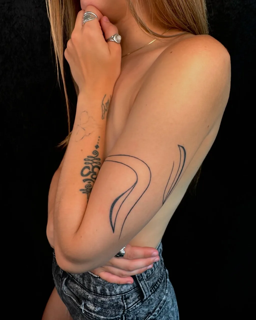 Abstract swirls black and grey tattoo on the upper arm by Tattoo Artist