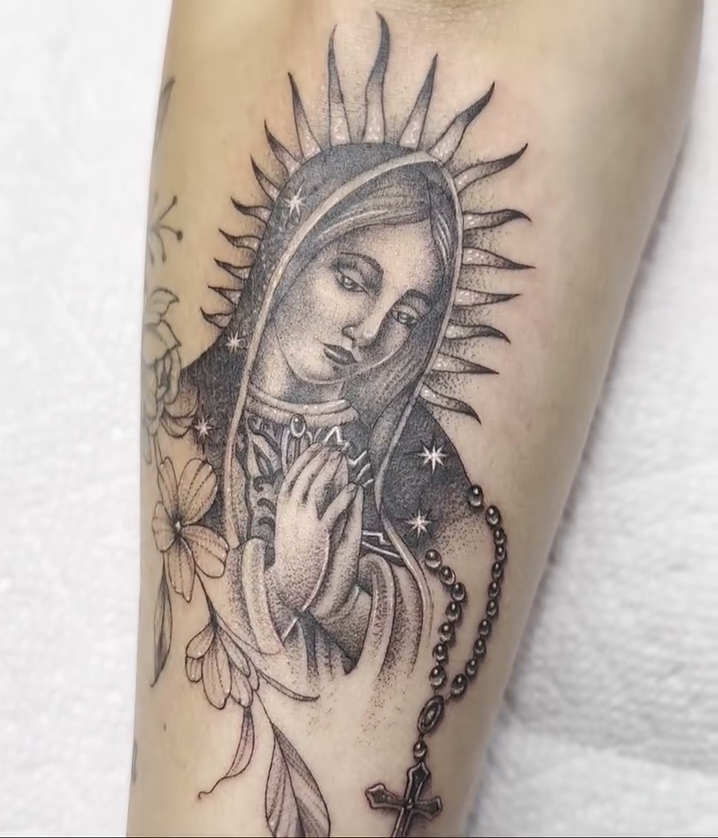 Virgin Mary with rosary realism tattoo by ⭒ ʜᴀɪʟᴇʏ ᴍᴇᴛᴢ ⭒