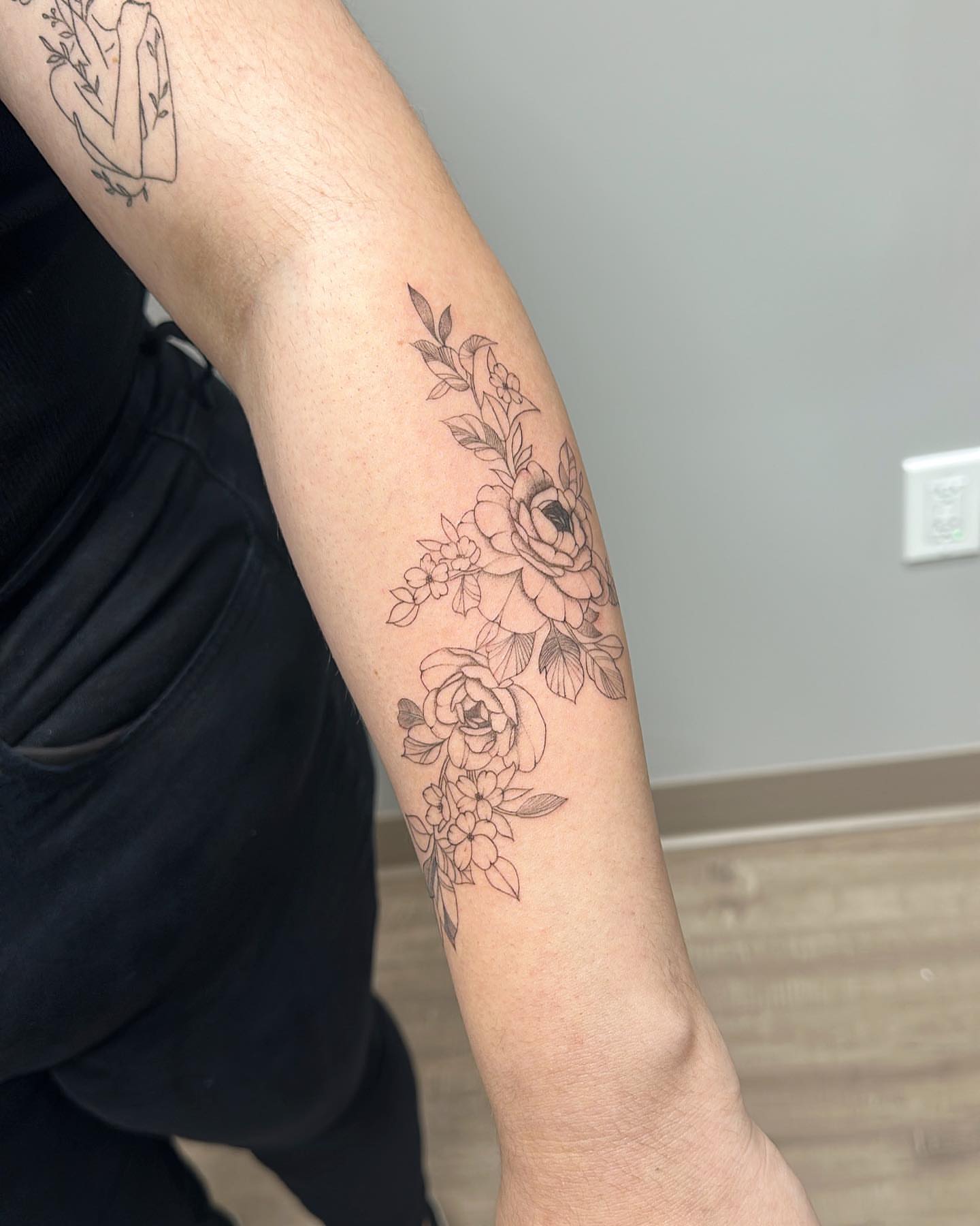 Tattoo by @kphaninks โ black_and_grey