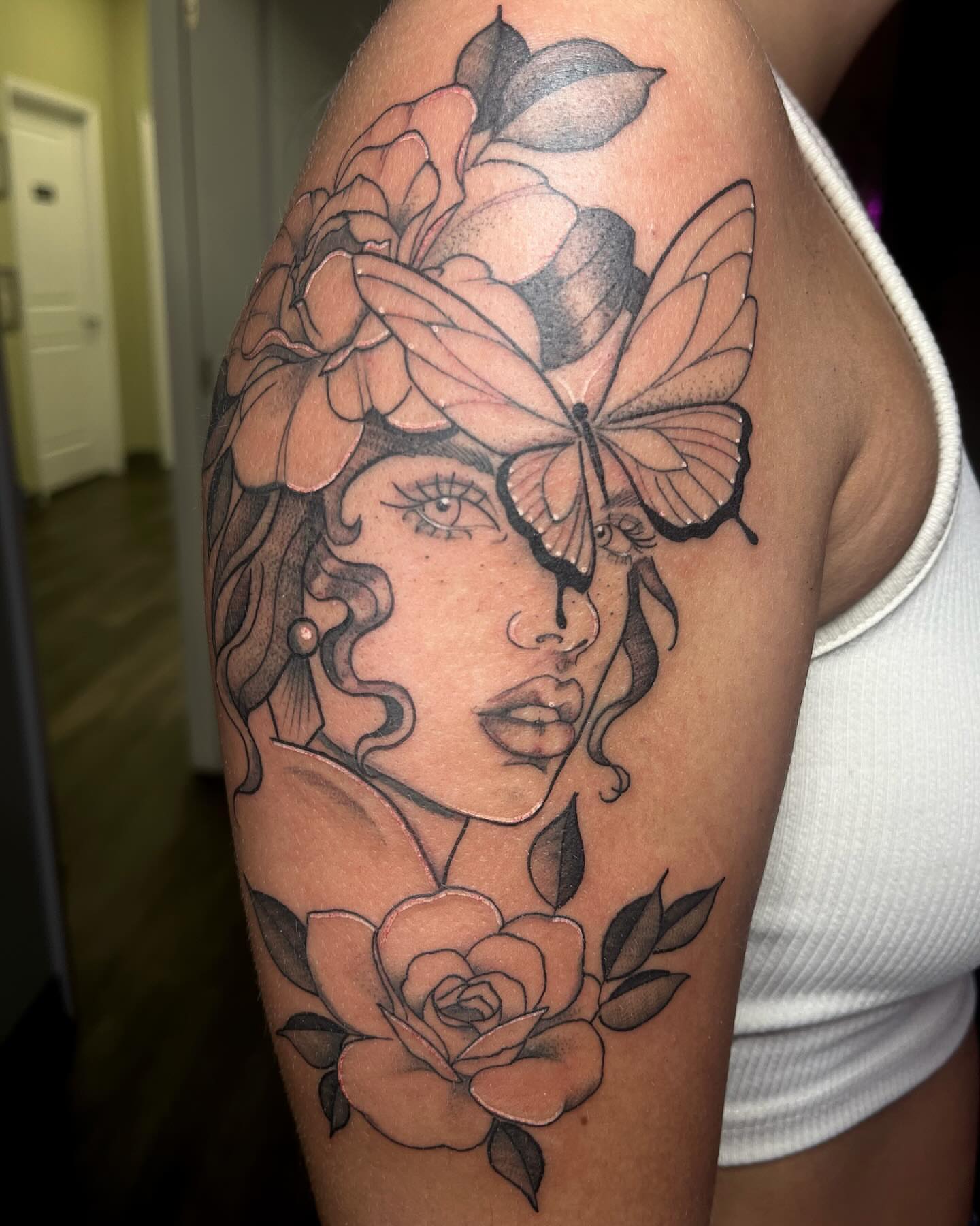 Woman with butterfly realism tattoo on the shoulder by Missy Torre๐๐