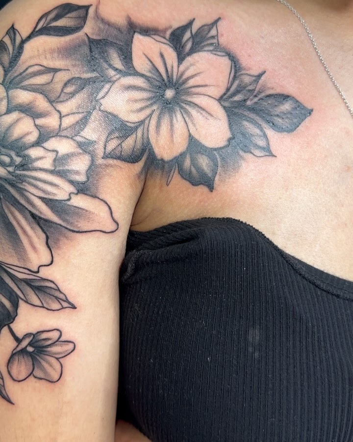 Floral arrangement black and grey tattoo on the shoulder by Mr. Tatt2Junkiee 💉🧟
