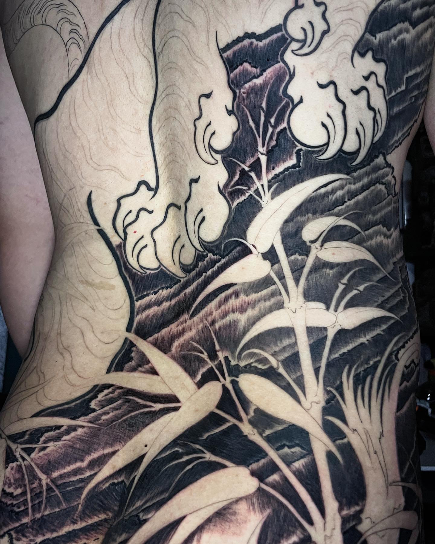 Bamboo and smoke japanese irezumi tattoo on the back by Scienz 九卦刺青