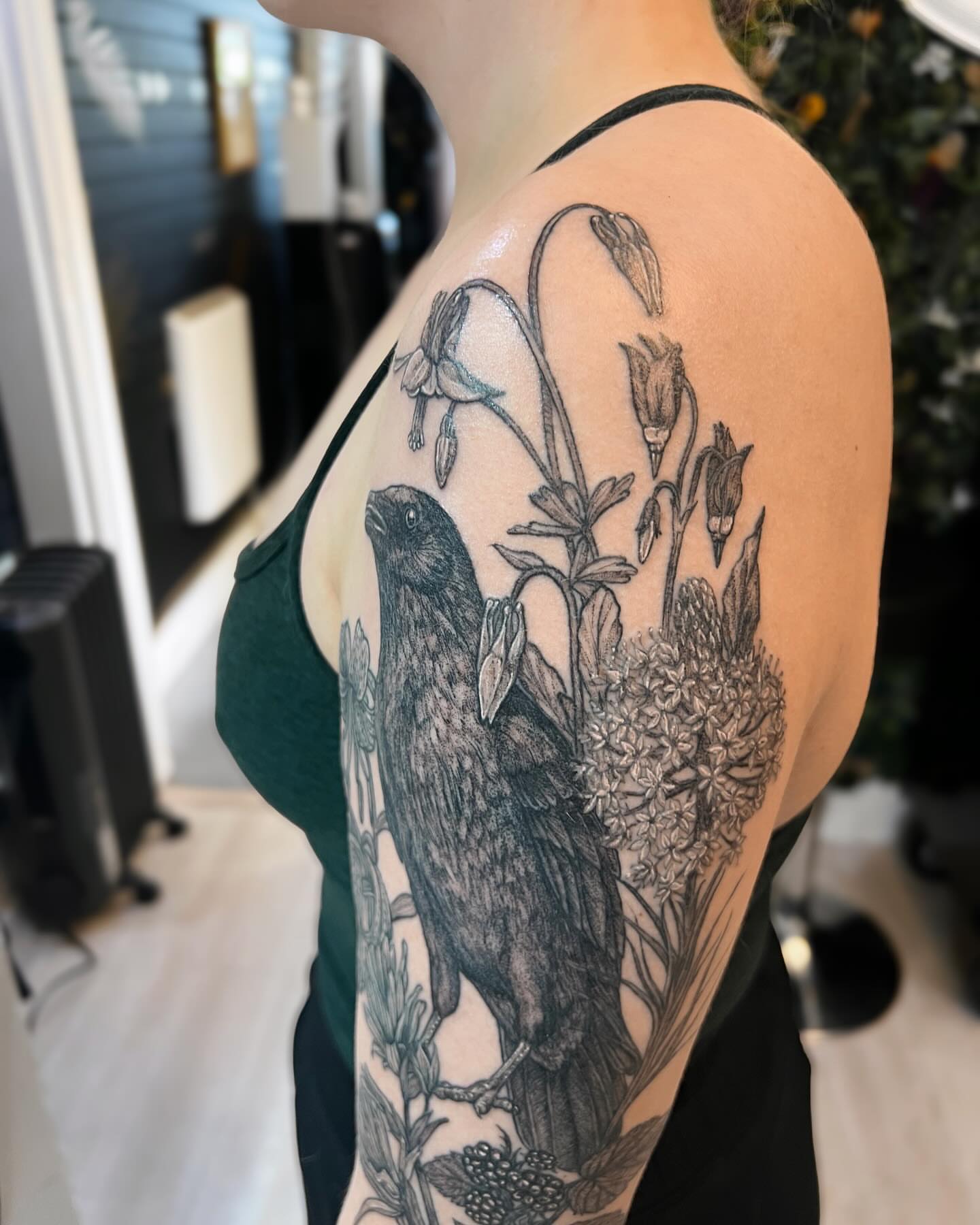 Crow and flowers realism tattoo on the shoulder by 𝗝𝗲𝘀𝘀𝗶𝗲 𝗩𝗶𝗼𝗹𝗲𝘁