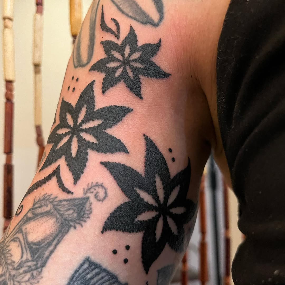 Tattoo by @f_u_z_z_z_z_ — blackwork