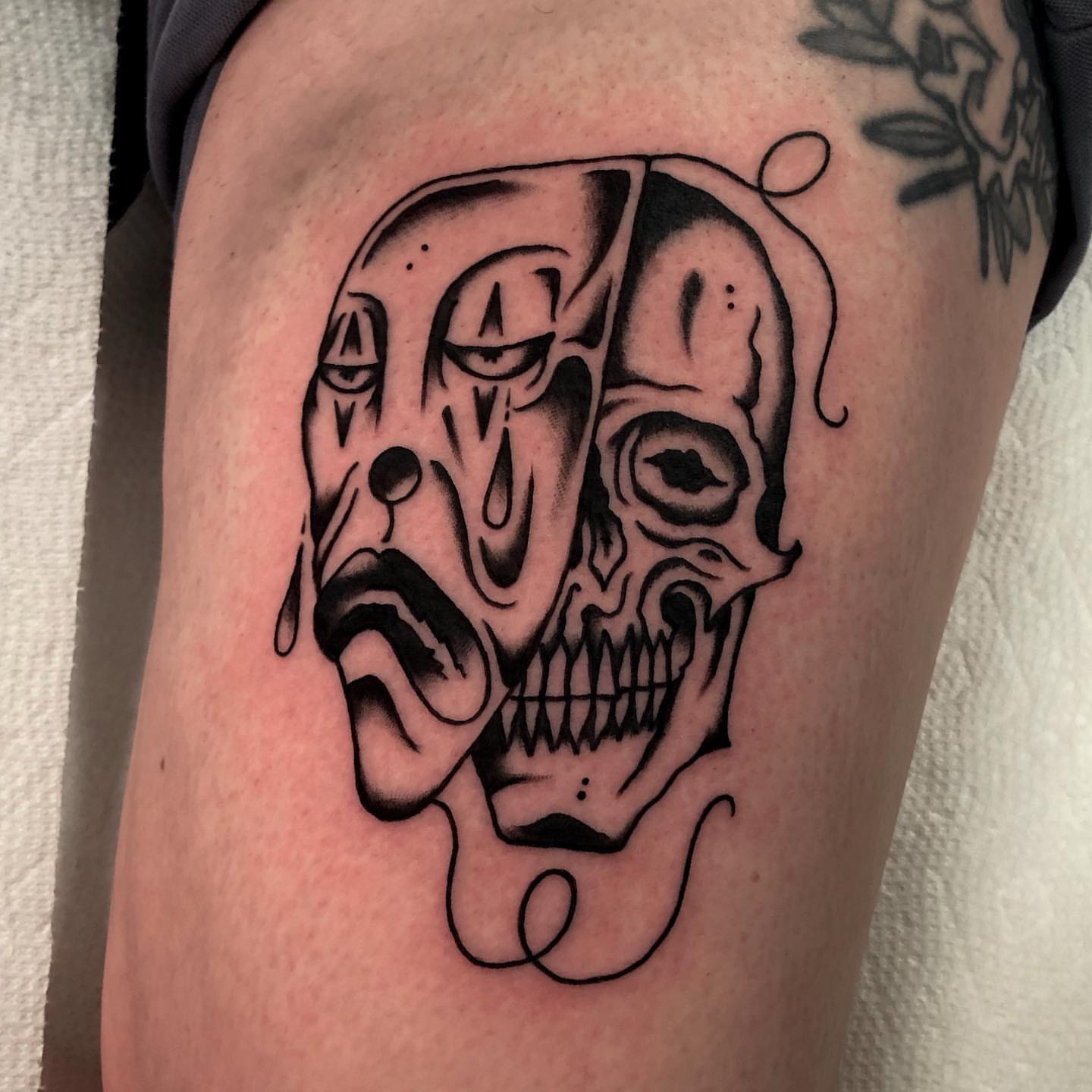 Skull black and grey tattoo on the thigh by brenden