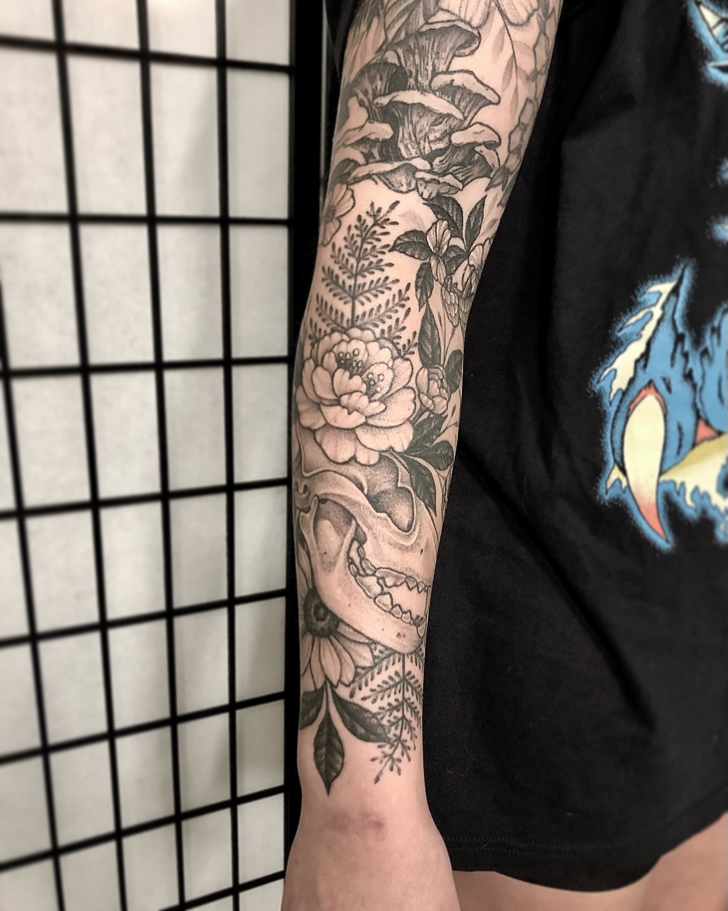 Peony and skull black and grey tattoo on the forearm by 𝔍𝔢𝔫𝔫𝔦𝔢 𝔗𝔦𝔢𝔰𝔪𝔞𝔫