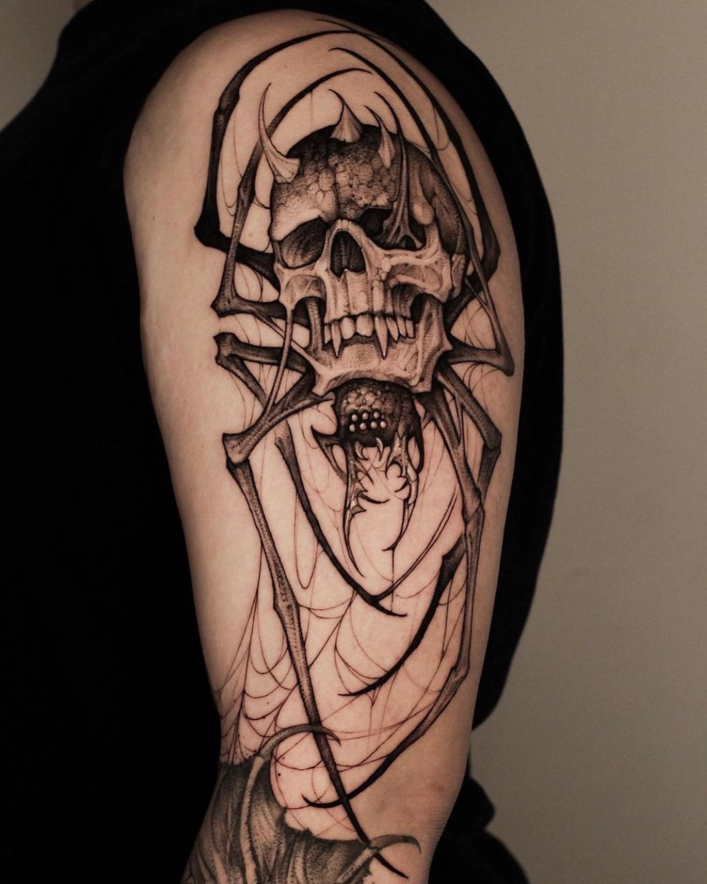 Skull and spider dark realism tattoo on the upper arm by 우레