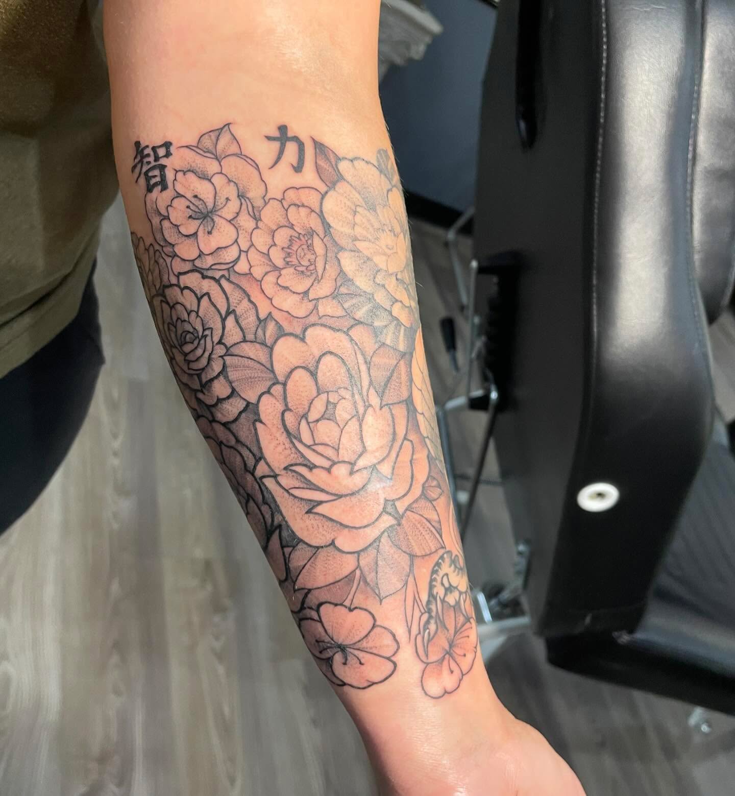 Tattoo by @taybeetattoo — black_and_grey