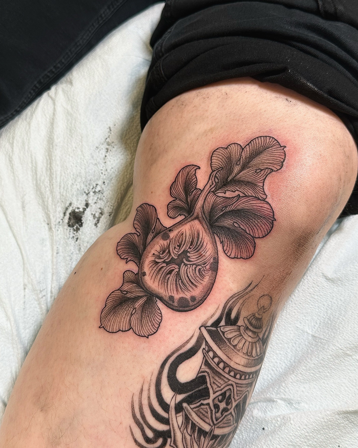 Heart with flowers black and grey tattoo on the thigh by abigail 🌸