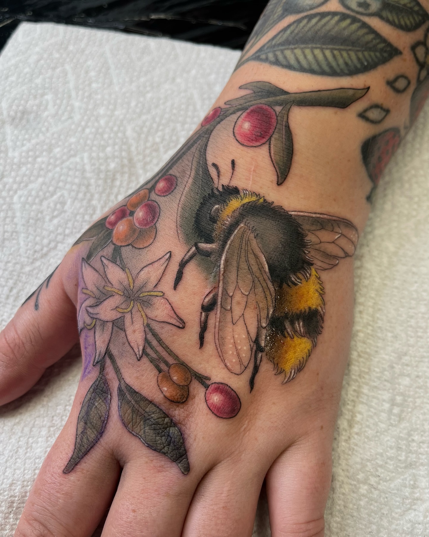 Bumble bee realism tattoo on the hand by ๐๐๐๐๐๐๐