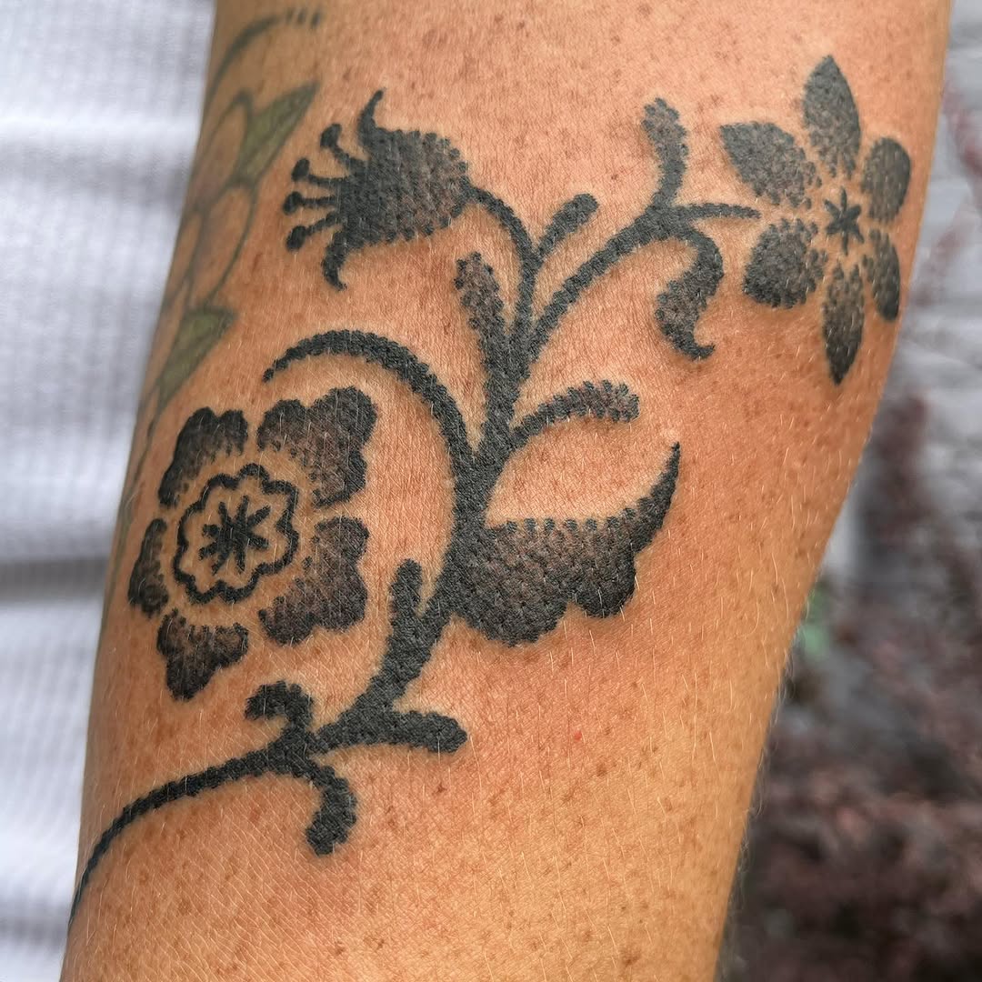 Tattoo by @f_u_z_z_z_z_ — blackwork