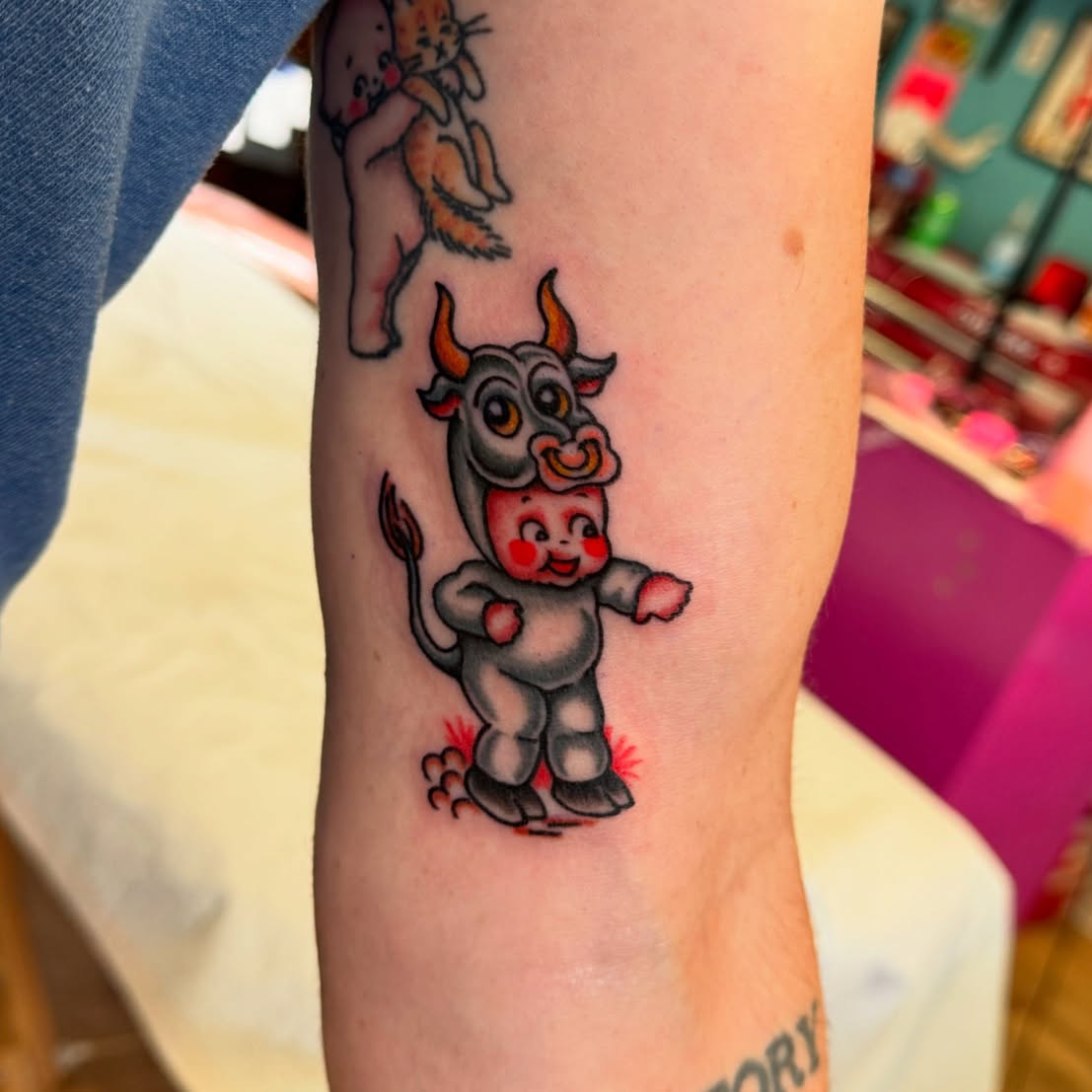 Bull and baby American traditional tattoo on the forearm by 𝙹𝙴𝚆𝙴𝙻𝚂 𝙸𝙳𝙴𝚃𝚃𝙴 𝙳𝙸𝚃𝚃𝚁𝙸𝙲𝙷 (𝙻𝙰𝚂𝙾𝚃𝙰), Minneapolis, Minnesota