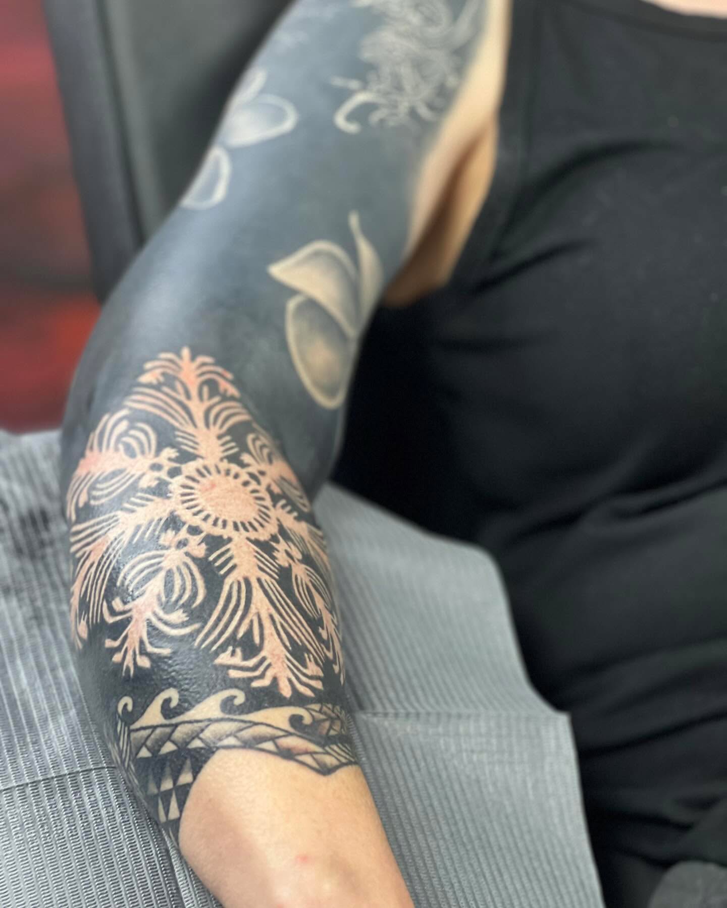 Tattoo by @relentlesley83 — black_and_grey