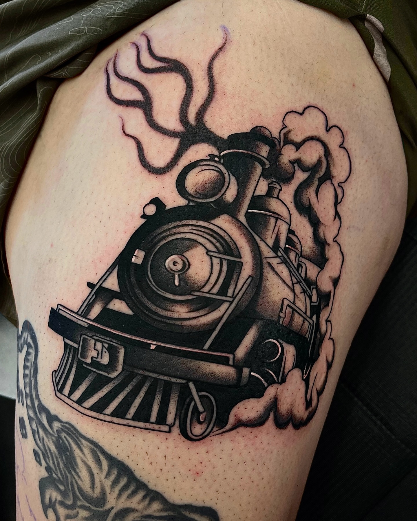 Steam locomotive American traditional tattoo on the thigh by 𝒟𝑜𝓃𝓃𝒶 𝒥 ࿏ Portland Tattoo Artist