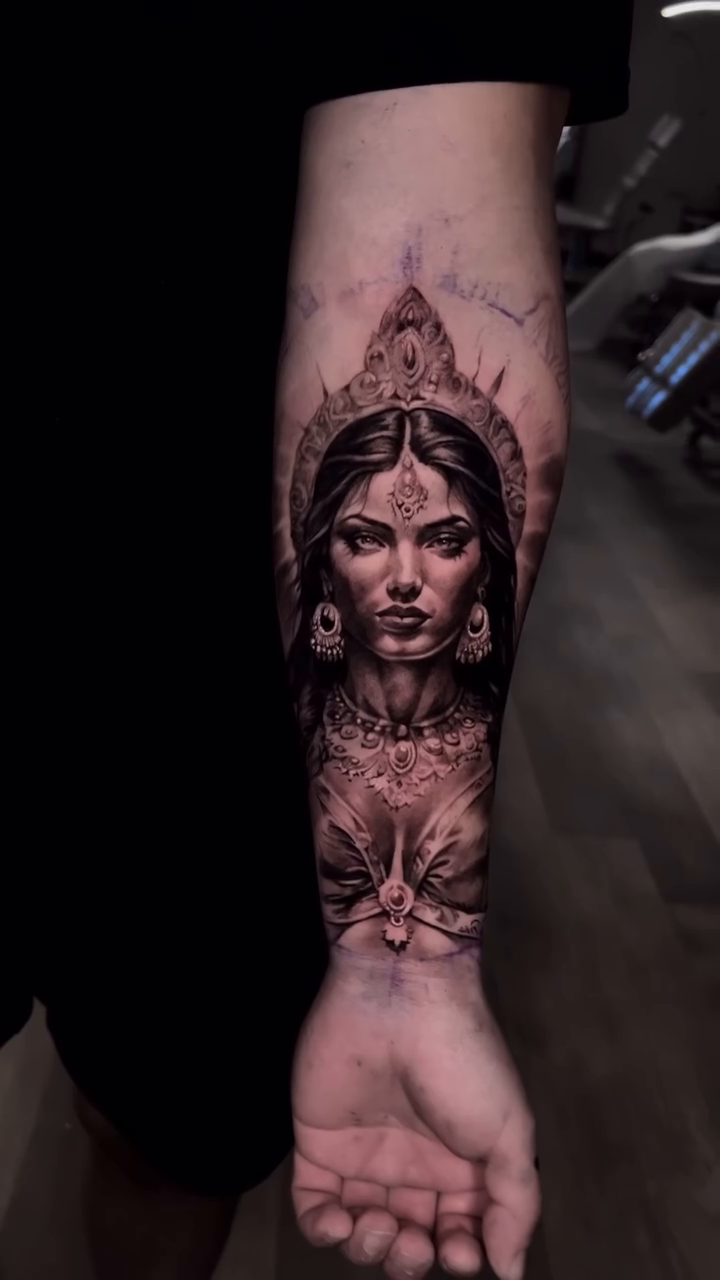 Woman with crown realism tattoo by Armando Galán 🇨🇱🇺🇸