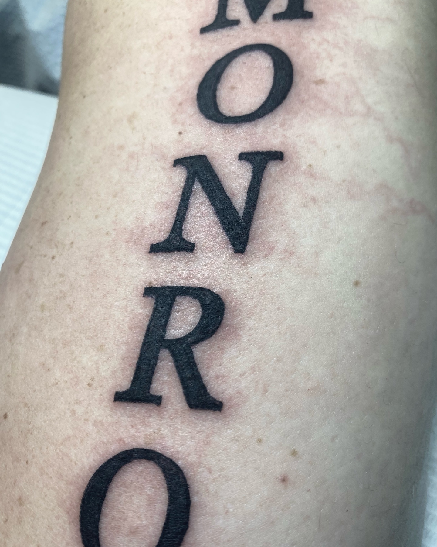 Monro lettering script tattoo on the forearm by 𝙰𝚛𝚕𝚒𝚗𝚐𝚝𝚘𝚗 𝚃𝚊𝚝𝚝𝚘𝚘 𝙰𝚛𝚝𝚒𝚜𝚝 ✴︎ 𝚝𝚊𝚝𝚜𝚇𝚟𝚊𝚕