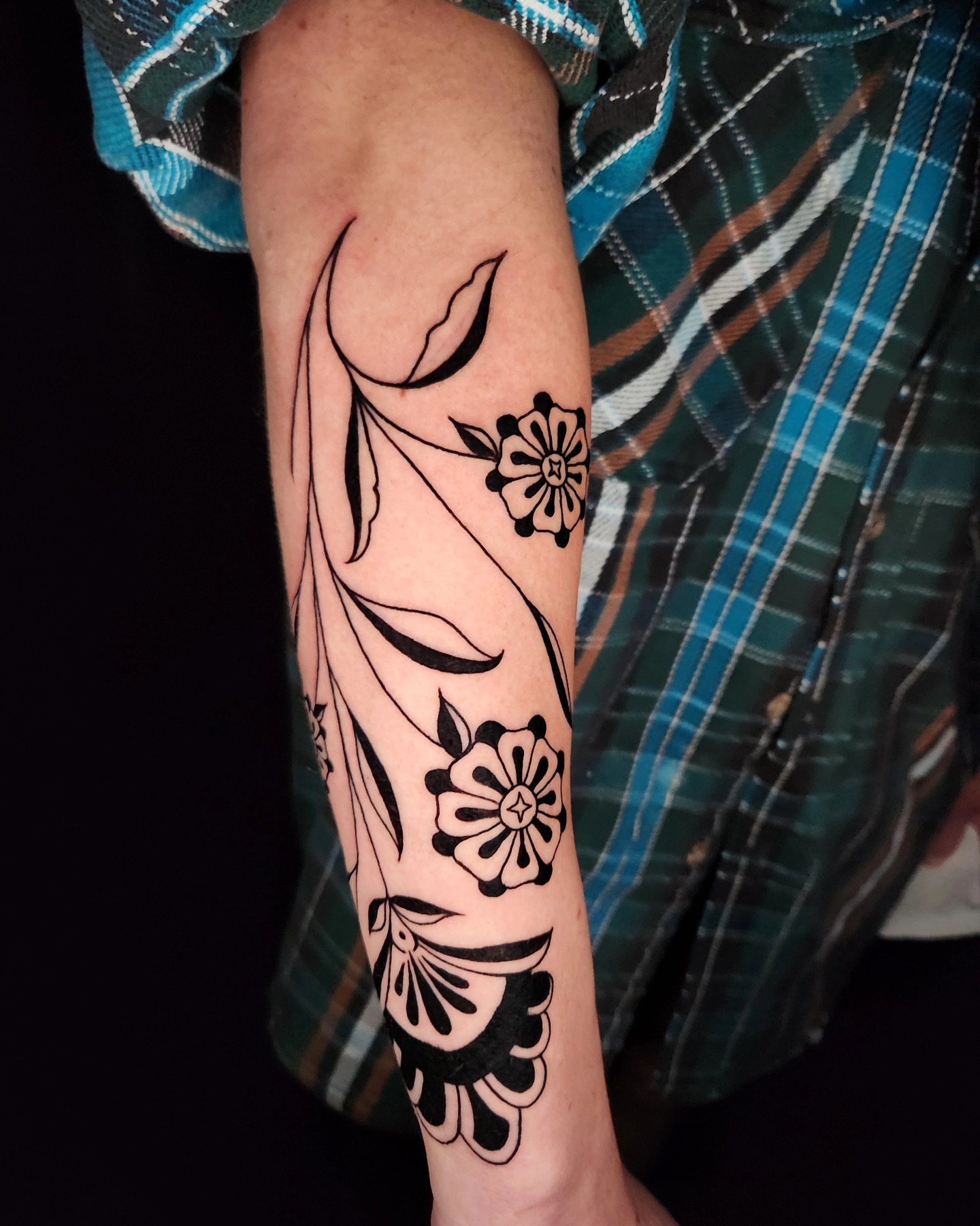 Floral design black and grey tattoo on the forearm by Yoan Figueroa Rodriguez