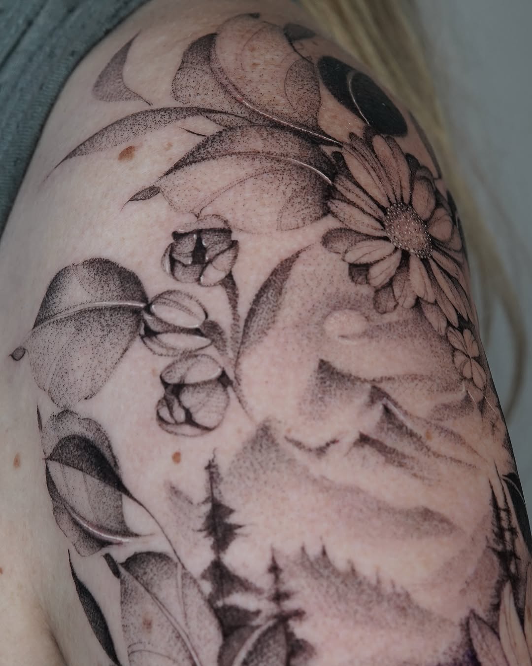 Tattoo by @belfernandezink — dotwork, realism