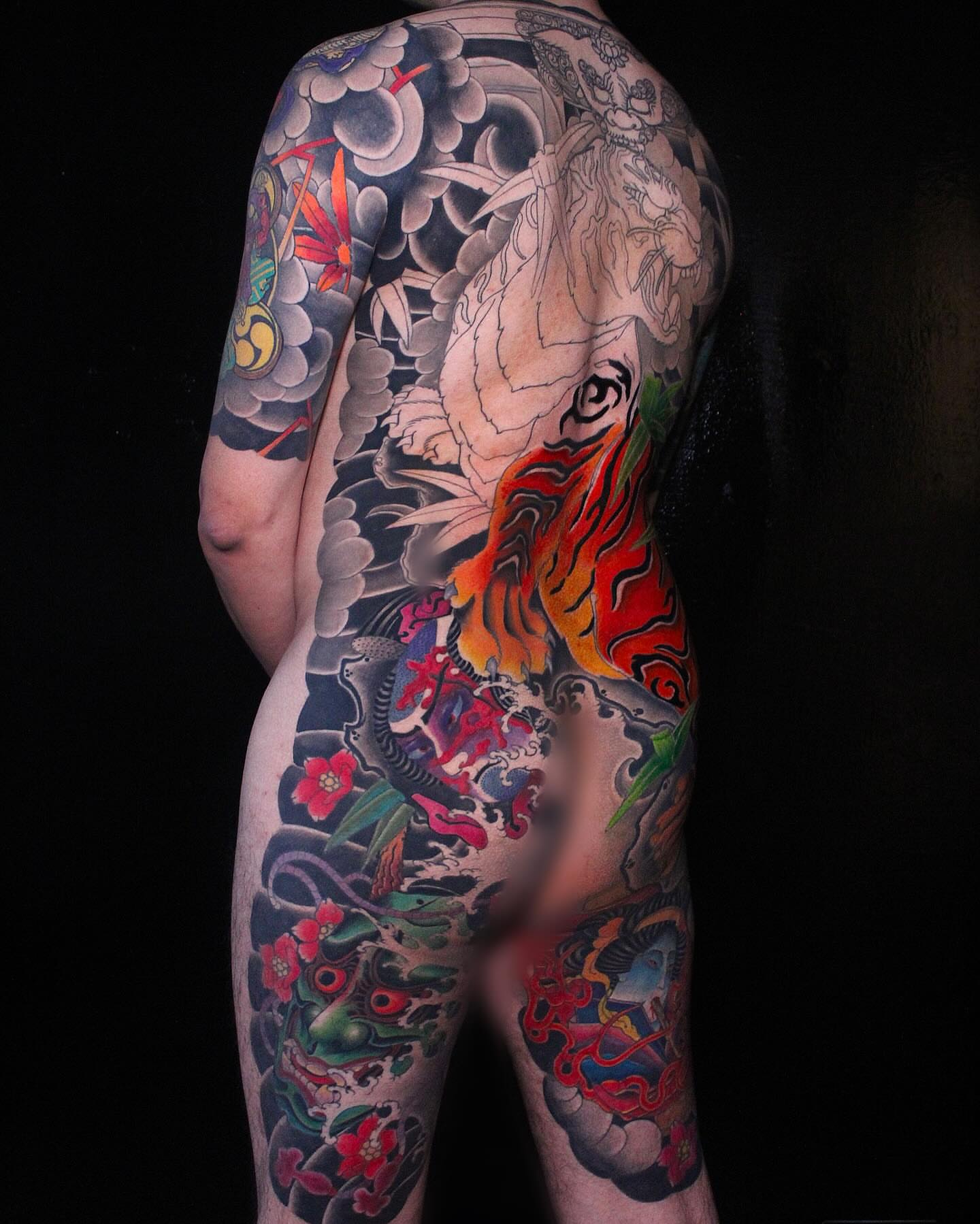 Tiger and floral japanese irezumi tattoo on the thigh by Alezumie