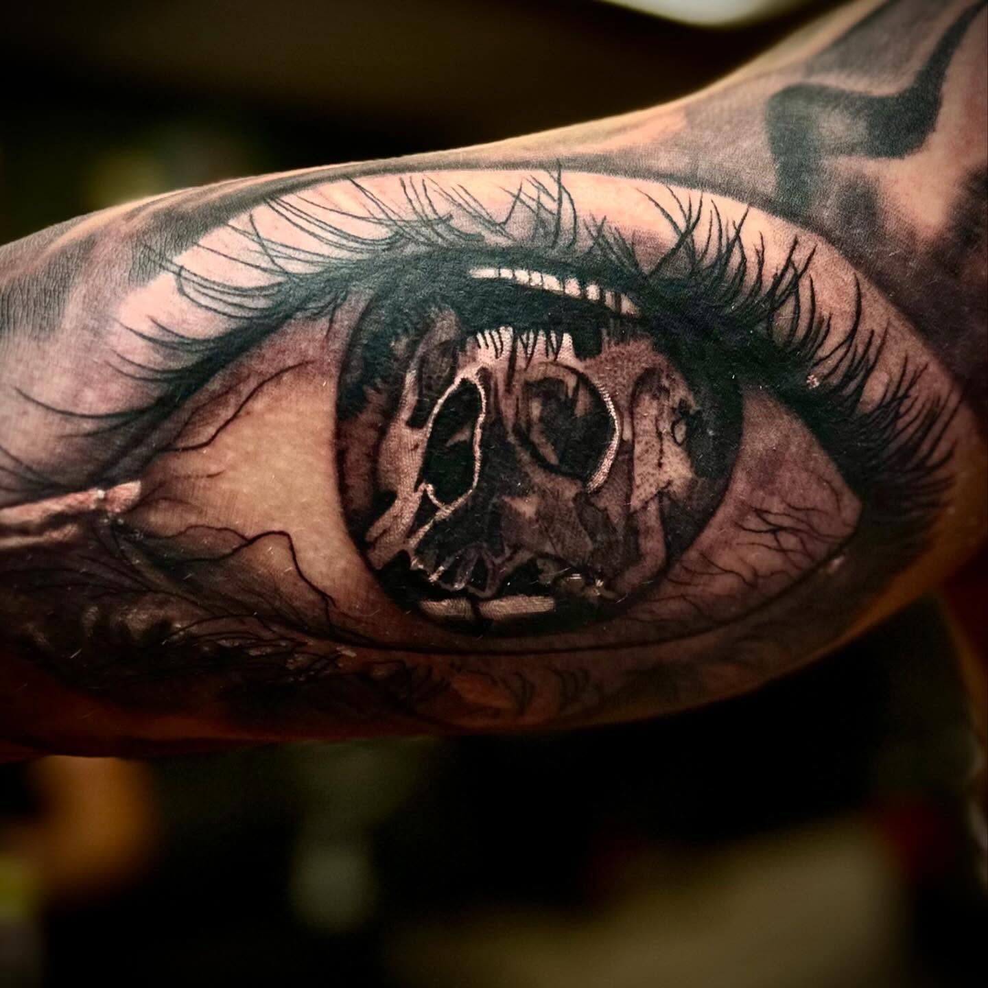 Eye with clockwork dark realism tattoo on the forearm by Tattoo Artist Ian Day (Everlasting_Art_Ink)