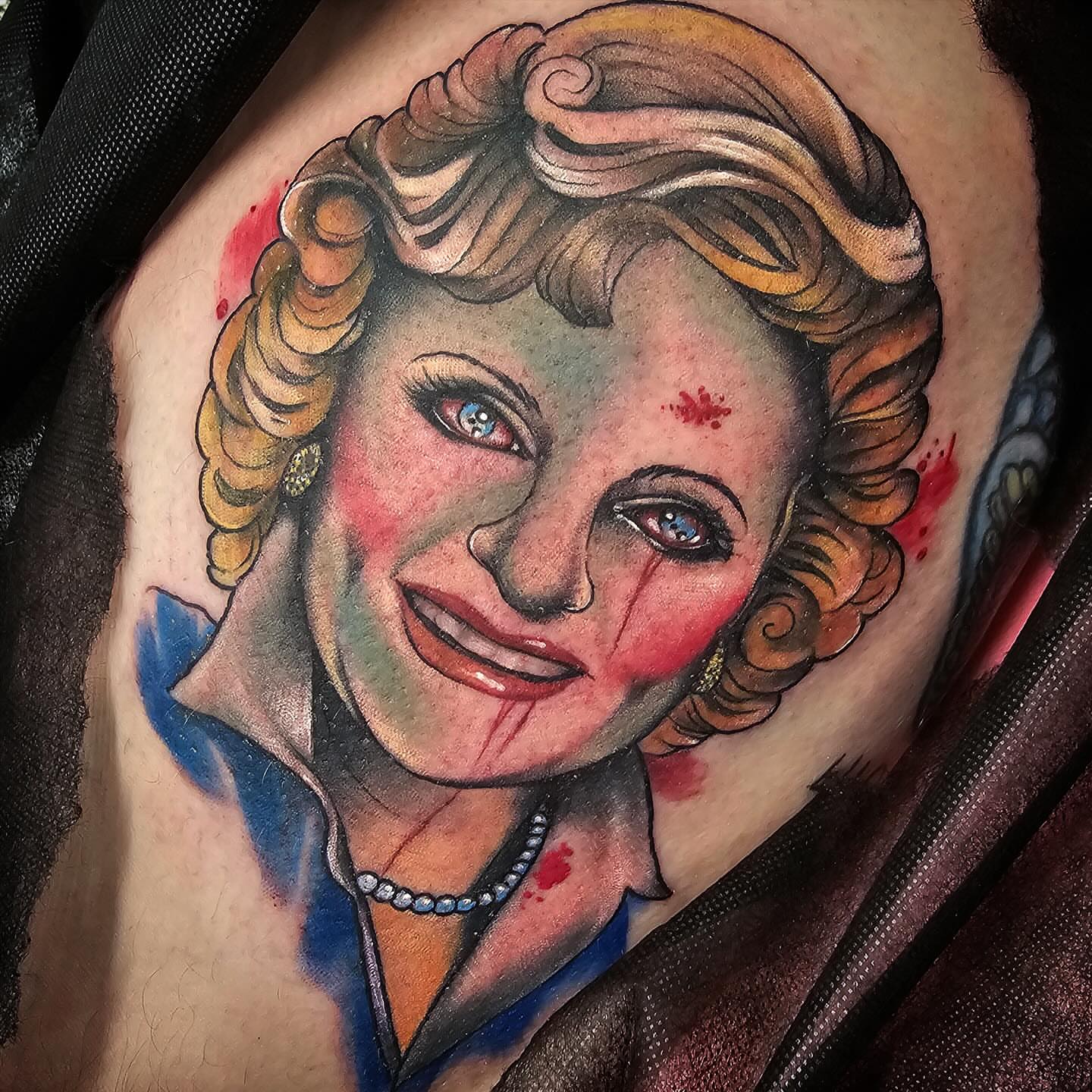 Woman realism tattoo on the thigh by Komfort Kristy