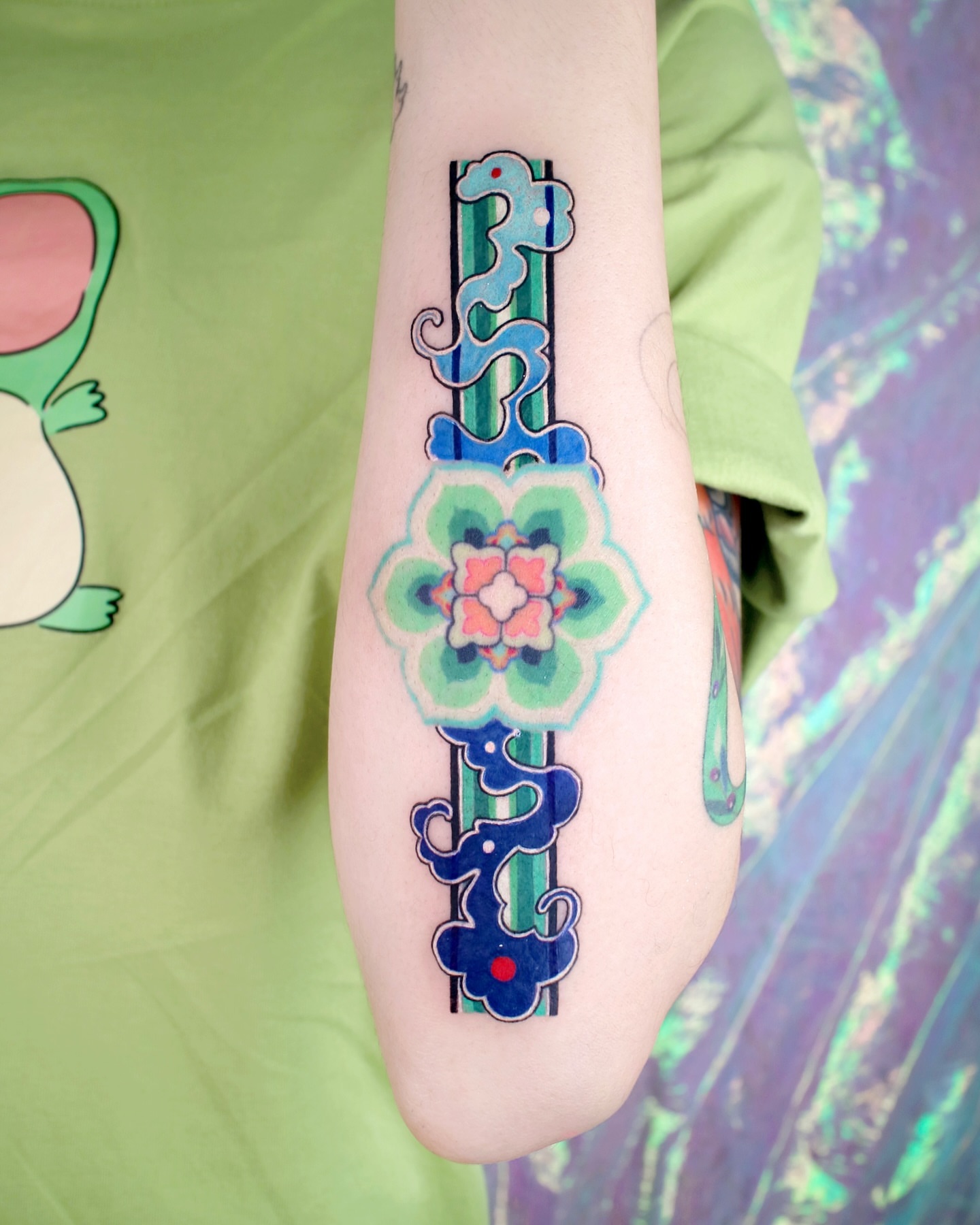 Key with floral design geometric tattoo on the forearm by 밍꽈 타투