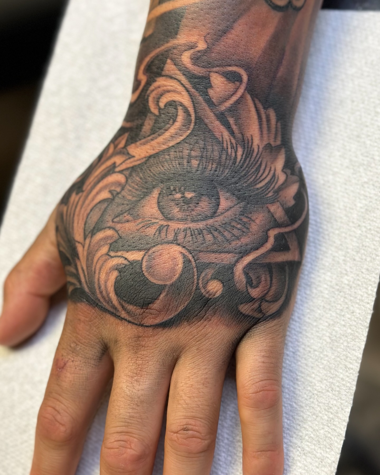 Eye black and grey tattoo on the hand by Calvin Maryland 🇵🇹