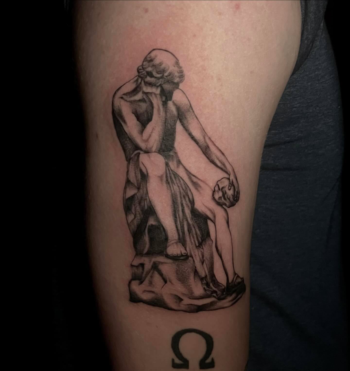 The thinker statue black and grey tattoo on the thigh by ˖.𖥔 ݁˖anna hoffman˖ ⊹ ࣪ ˖, Salt Lake City, Utah