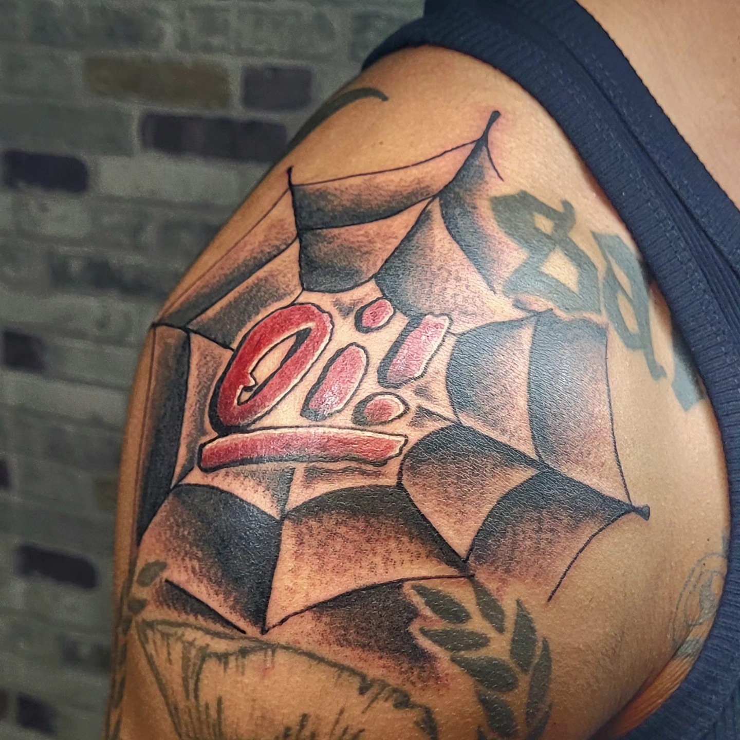 Oi! banner geometric tattoo on the shoulder by Gonzalo Pantona