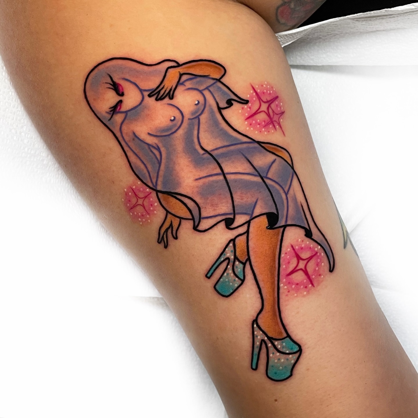 Woman in high heels dotwork tattoo on the thigh by 𝐊𝐚𝐫𝐚 𝐍𝐨𝐞𝐥, Dallas, Texas