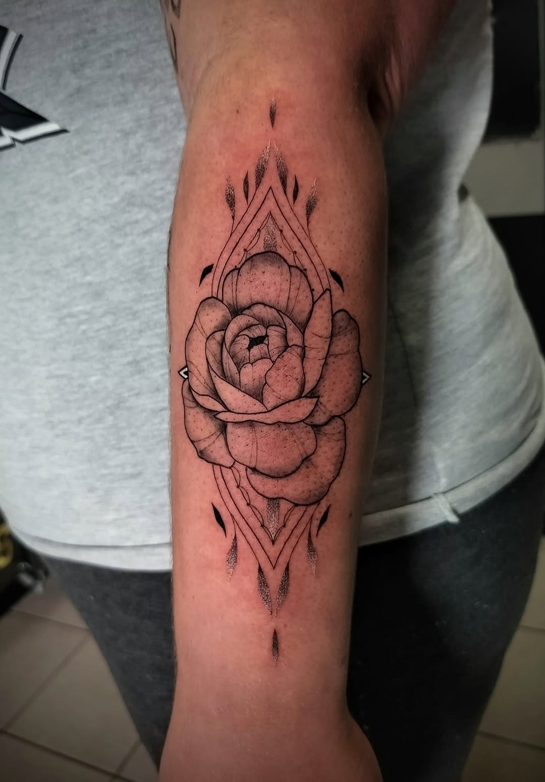 Tattoo by @creepybeazily — fine_line, dotwork