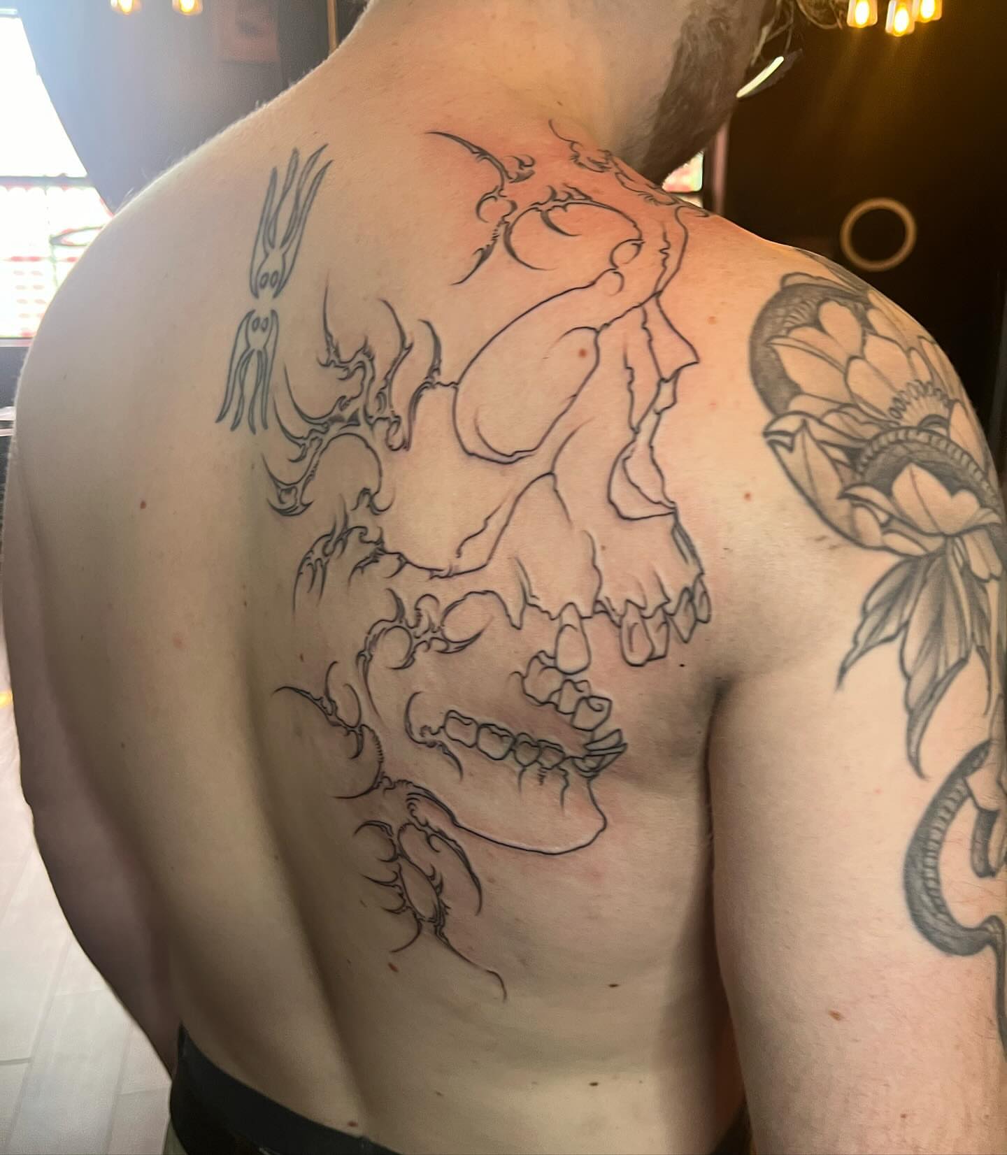 Skull black and grey tattoo on the back by βΏ π’πͺπΆπͺπ·π½π±πͺ ππͺπ βΏ