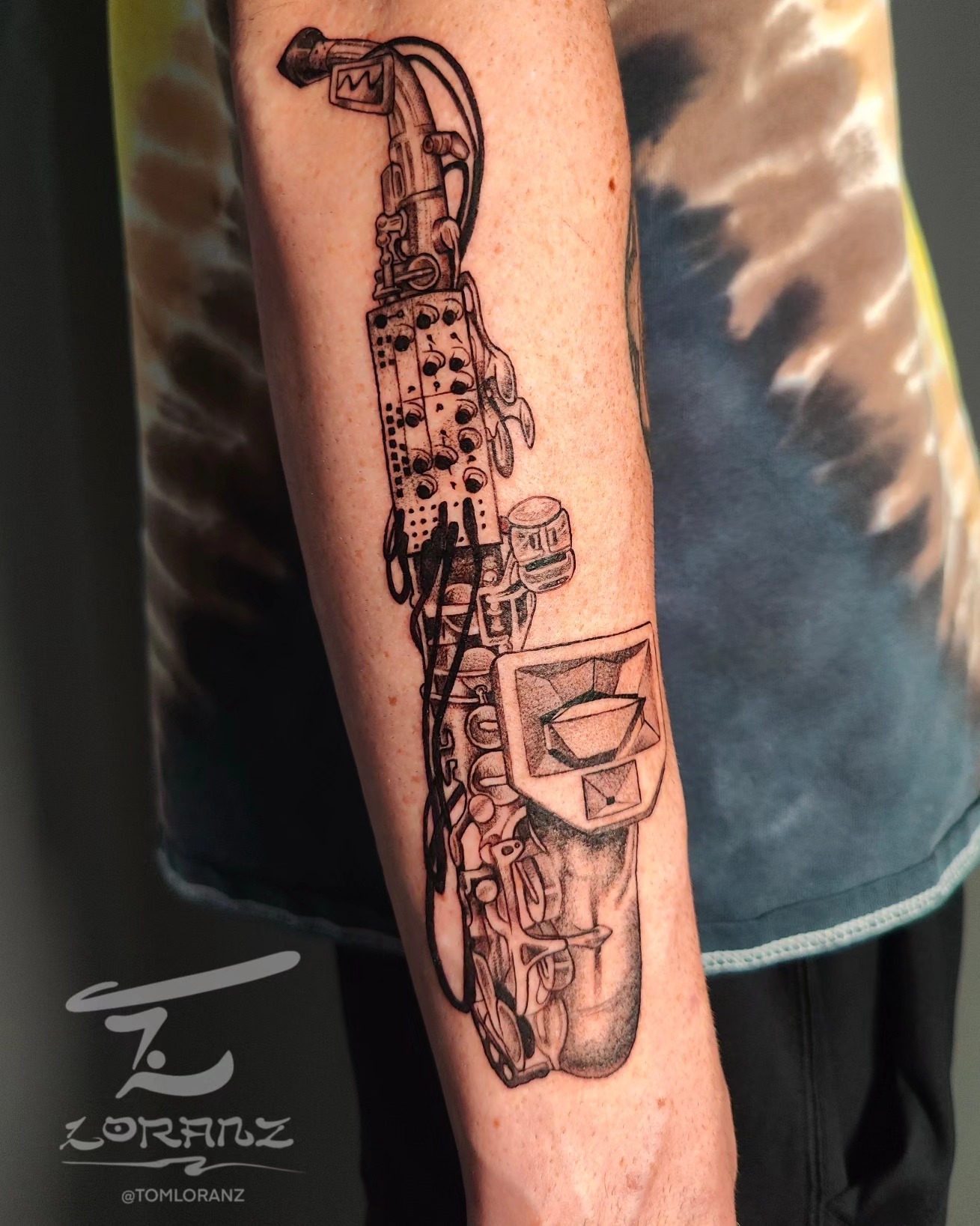 Saxophone dotwork tattoo on the forearm by Ｔｏｍ Ｌｏｒａｎｚ