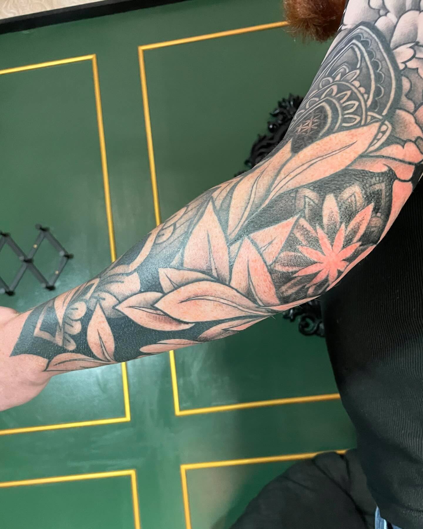 Tattoo by @taybeetattoo — black_and_grey