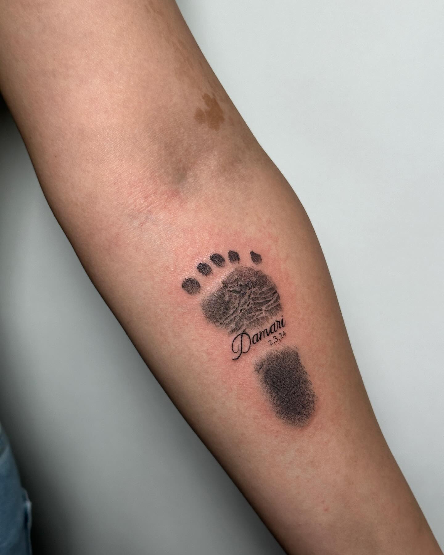 Tattoo by @vileinkzz โ dotwork