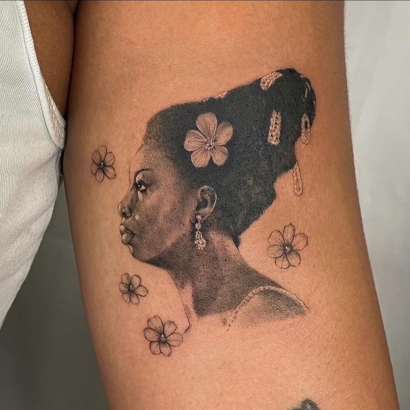 Woman with flowers realism tattoo on the thigh by Alissa Jung