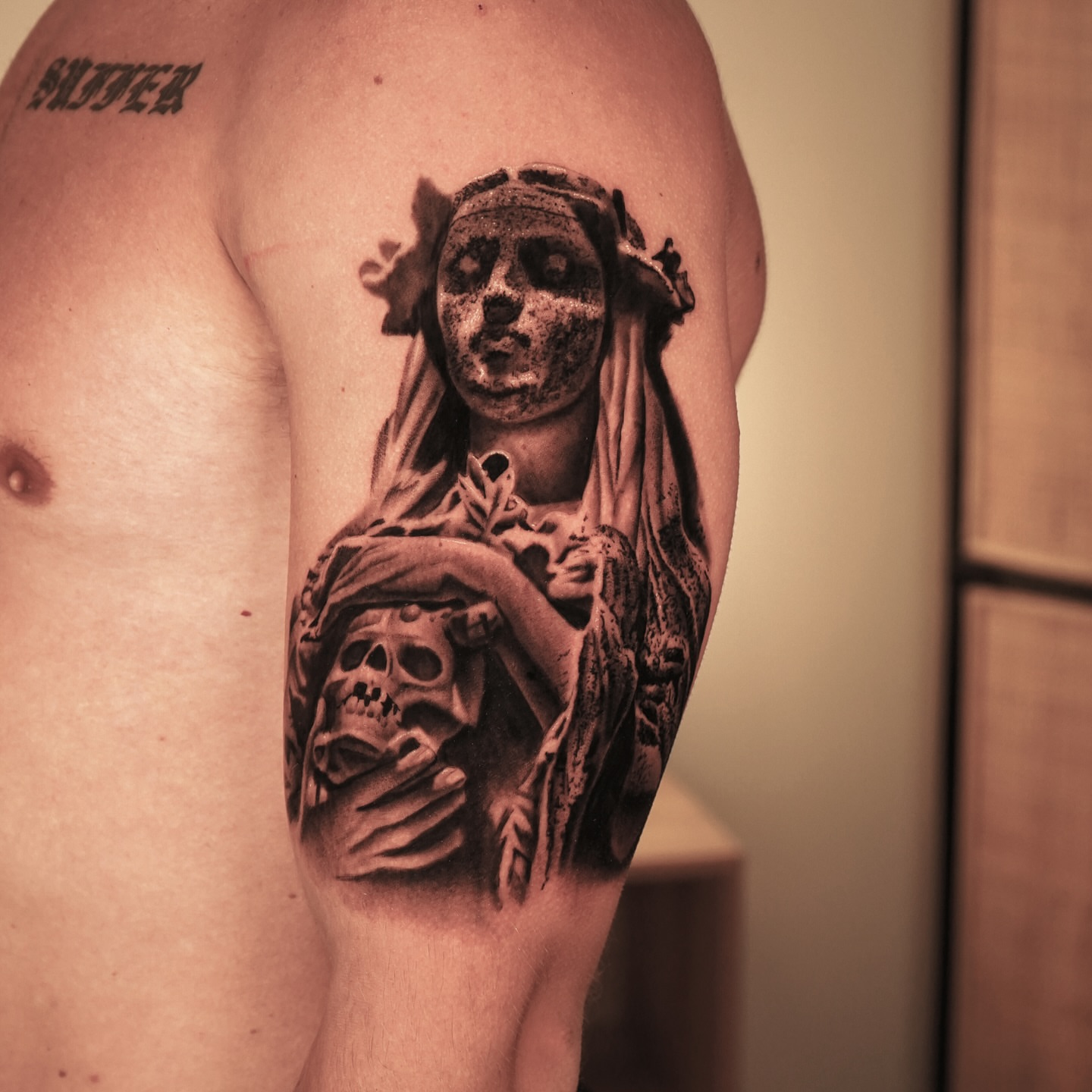 Woman with skull realism tattoo on the upper arm by Eduardo Alonso Cruz ๐ฒ๐ฝ