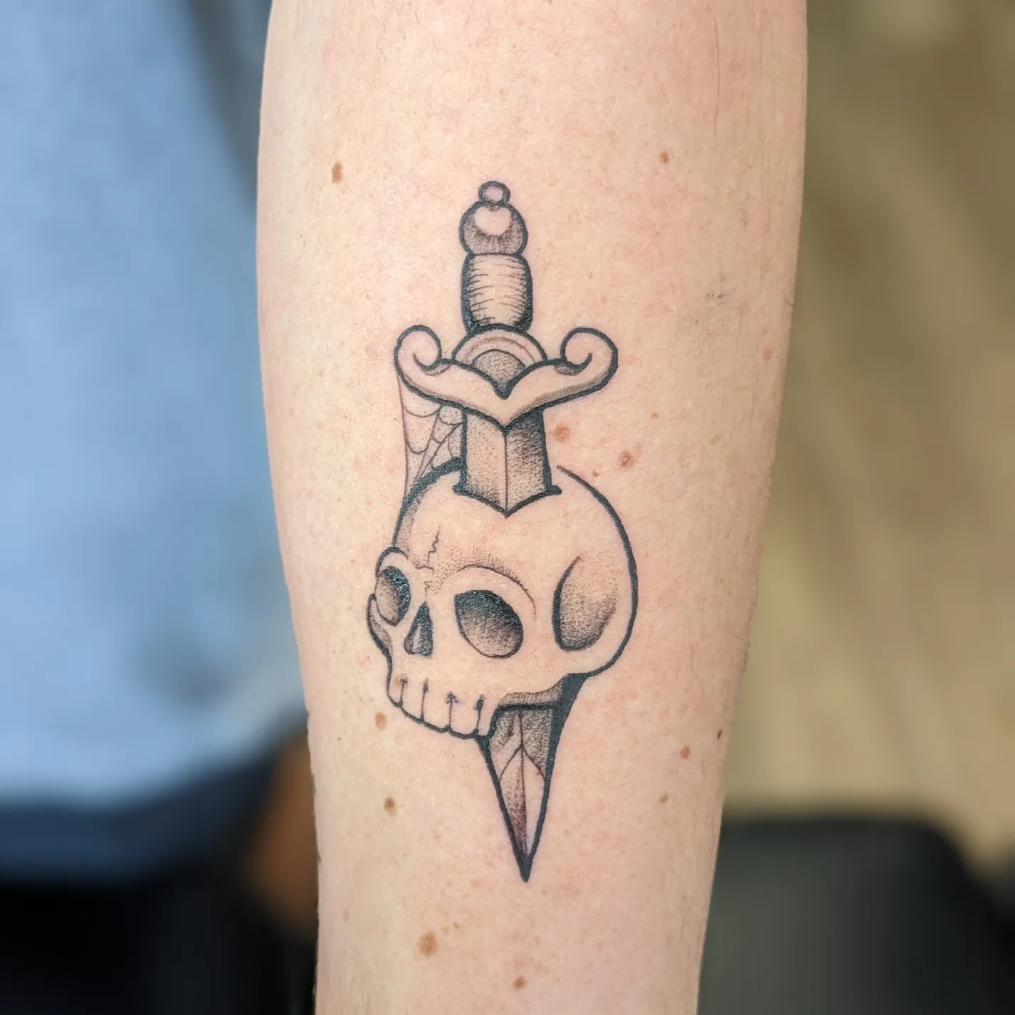 Tattoo by @lizzywiglz — black_and_grey