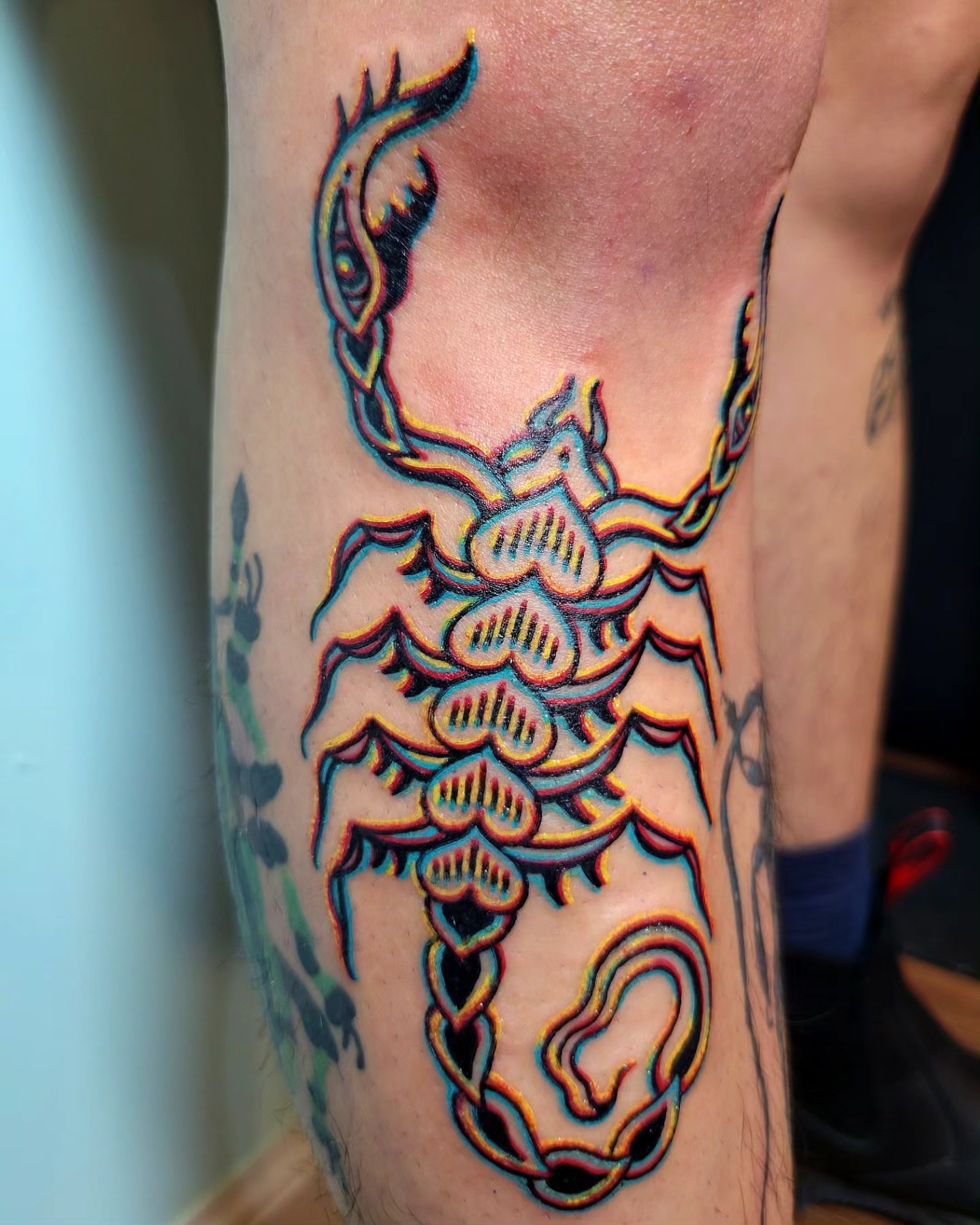 Scorpion geometric tattoo on the leg by Cat Wong意藝