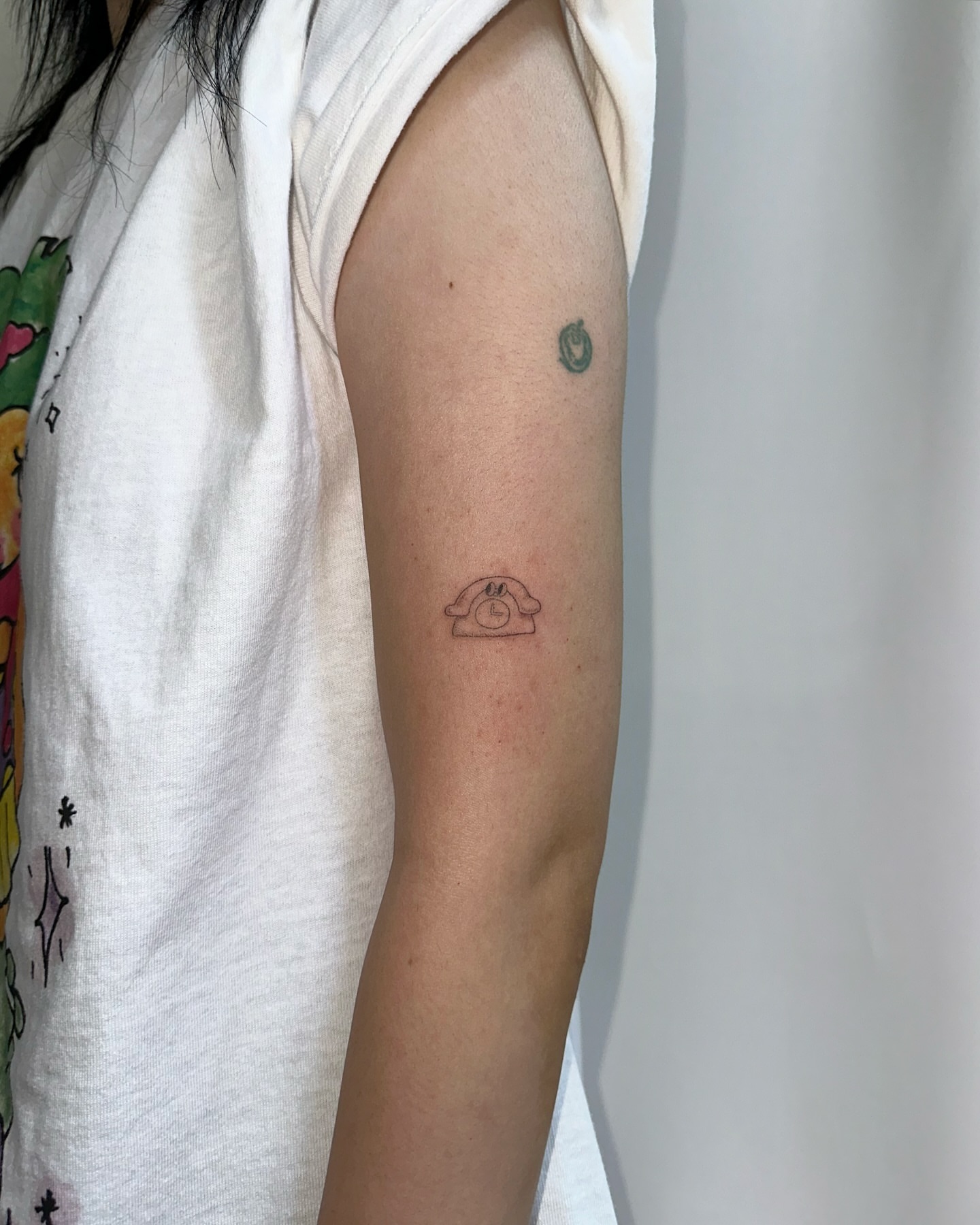 Eye minimalist tattoo on the forearm by 공일일