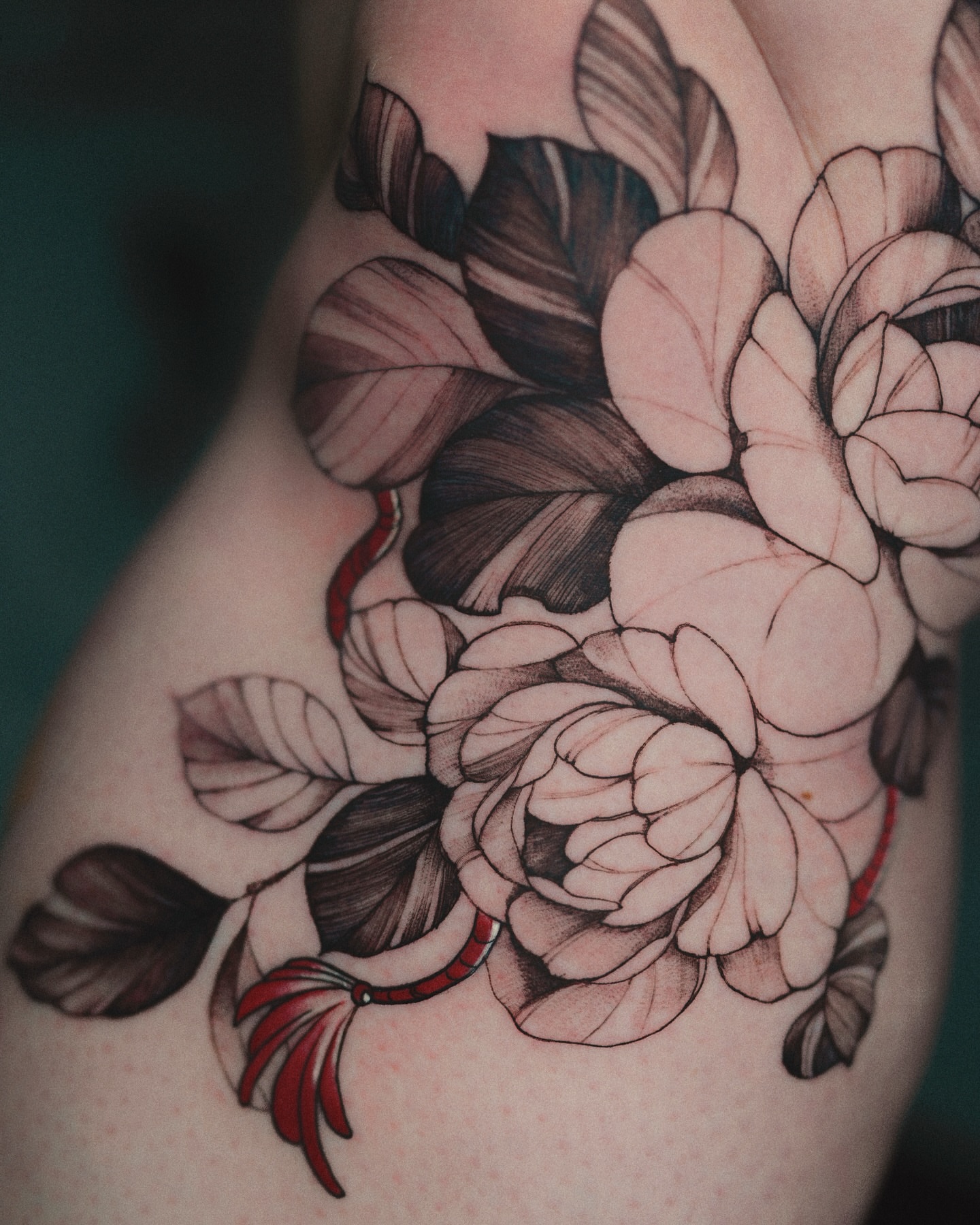 Flowers black and grey tattoo on the shoulder by @katuvetattoo