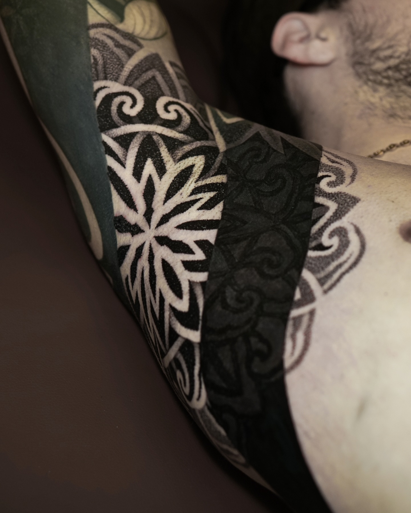 Tribal pattern tribal tattoo on the upper arm by Luis Gil