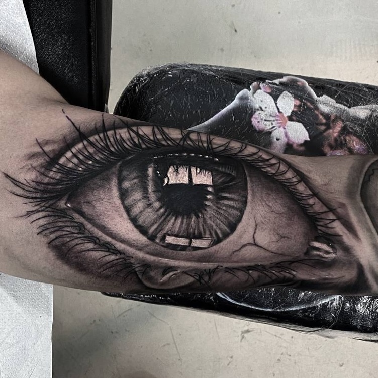Tattoo by @puratintamiami — realism, black_and_grey