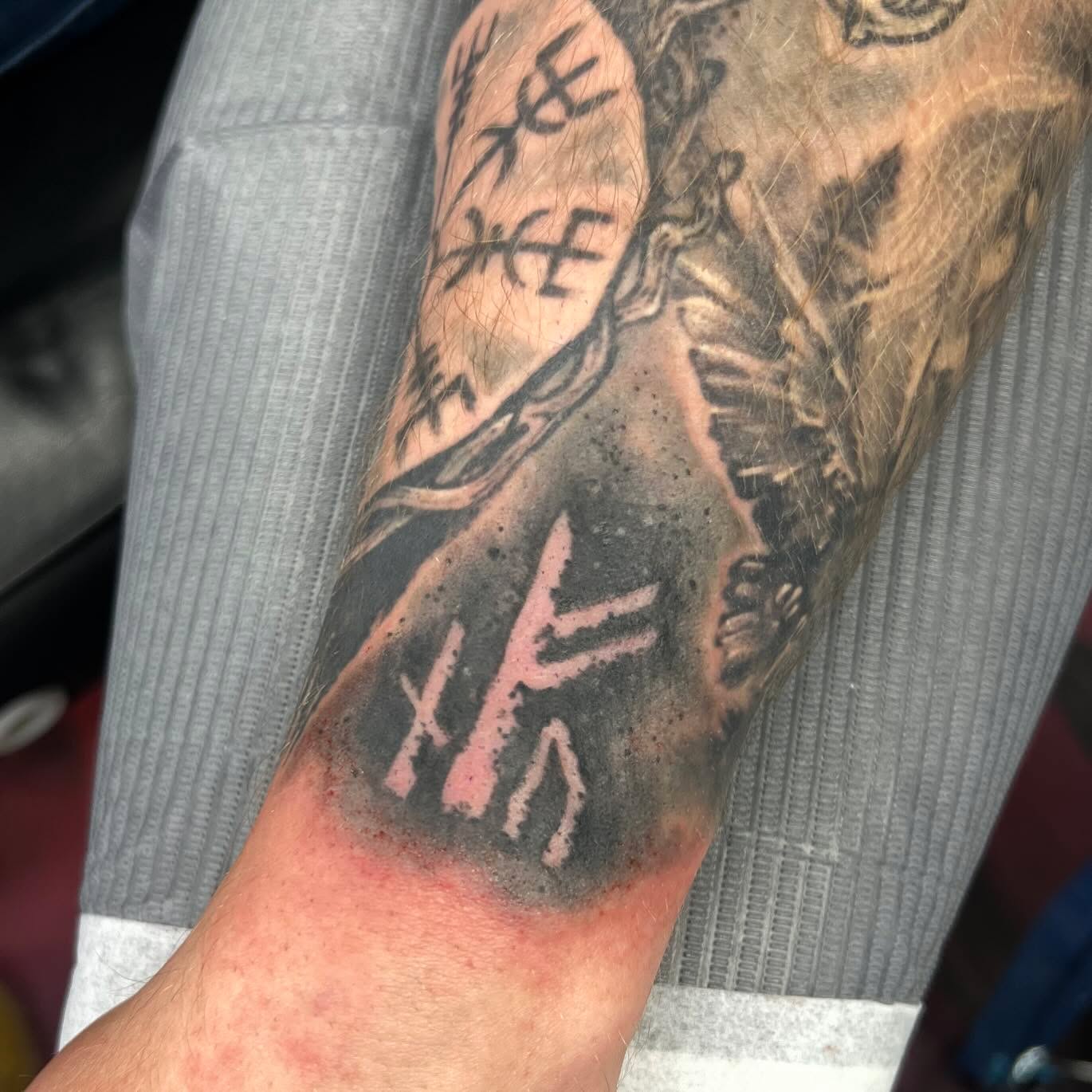 Tattoo by @relentlesley83 — black_and_grey
