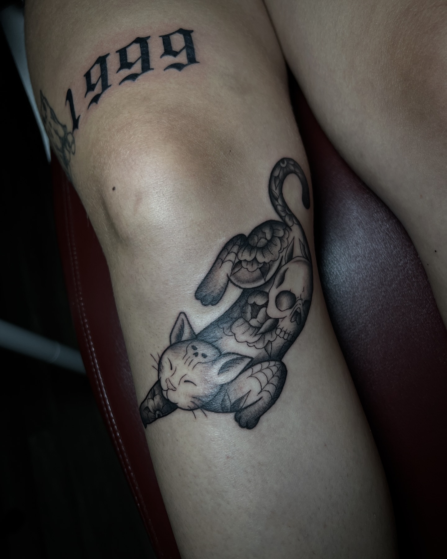 Cat and skull black and grey tattoo on the forearm by Iraymi Beltran