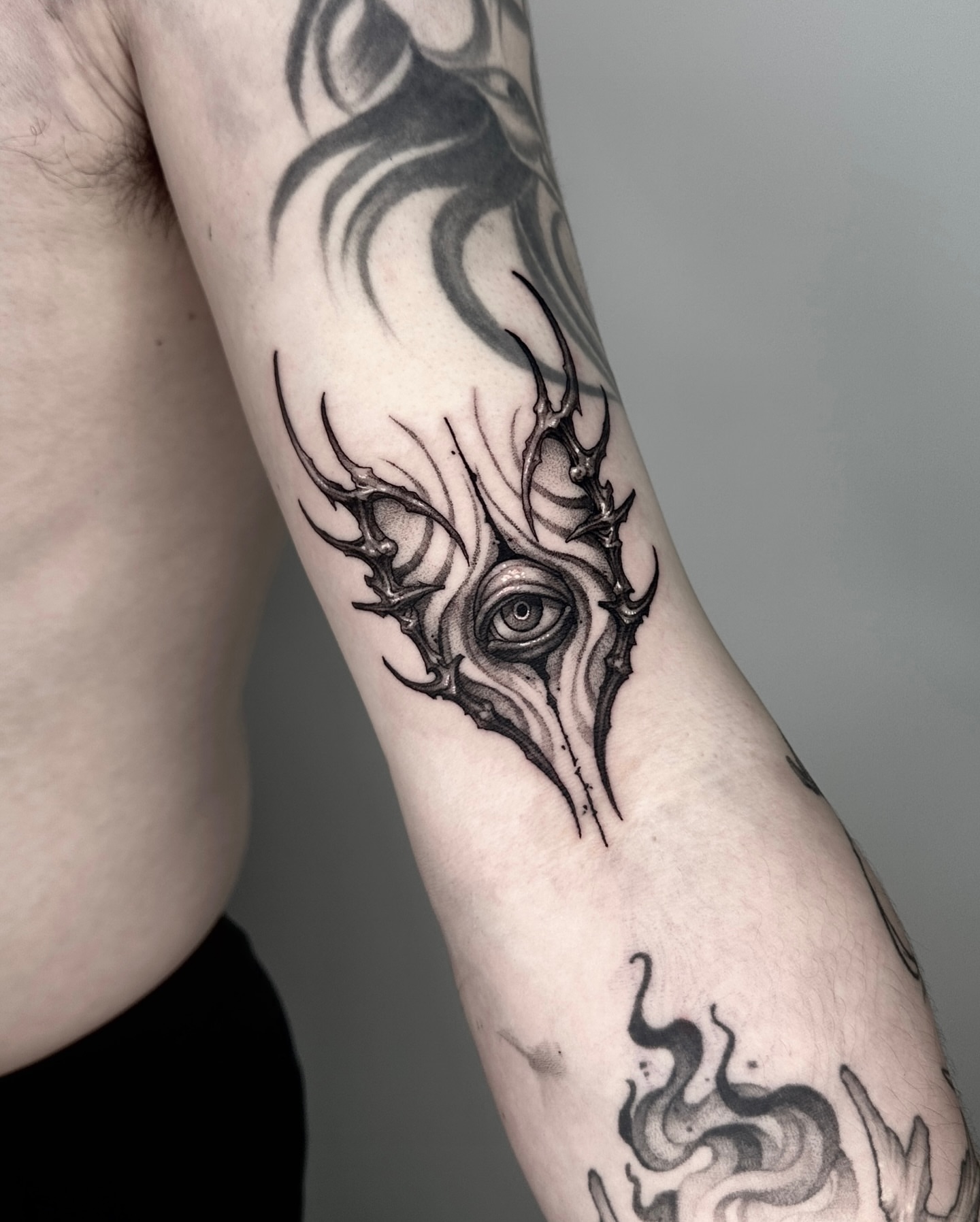Eye with thorns realism tattoo on the forearm by 두식