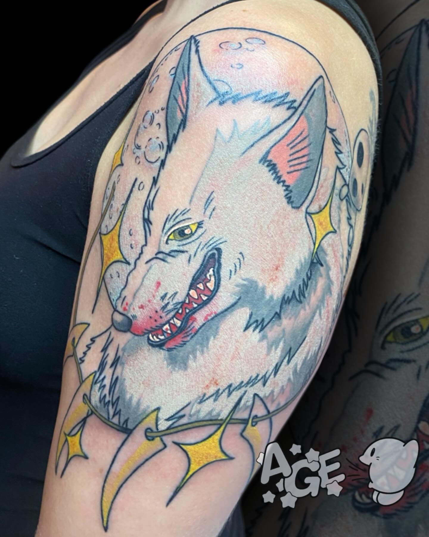 Wolf American traditional tattoo on the shoulder by Otaku and Gamer Tattooer