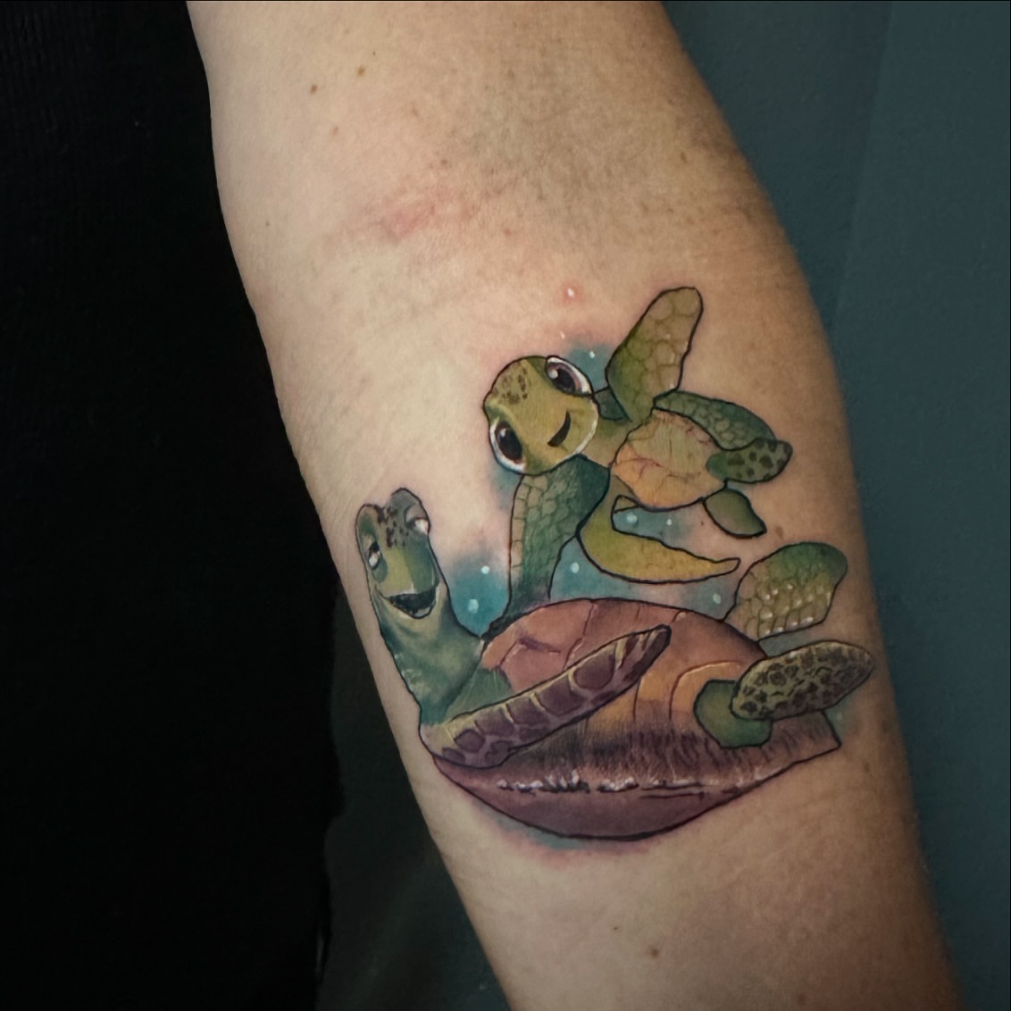 Sea turtles realism tattoo on the forearm by ๐๐ฌ๐ฐ๐ฅ ๐๐ฌ๐ฌ๐ซ