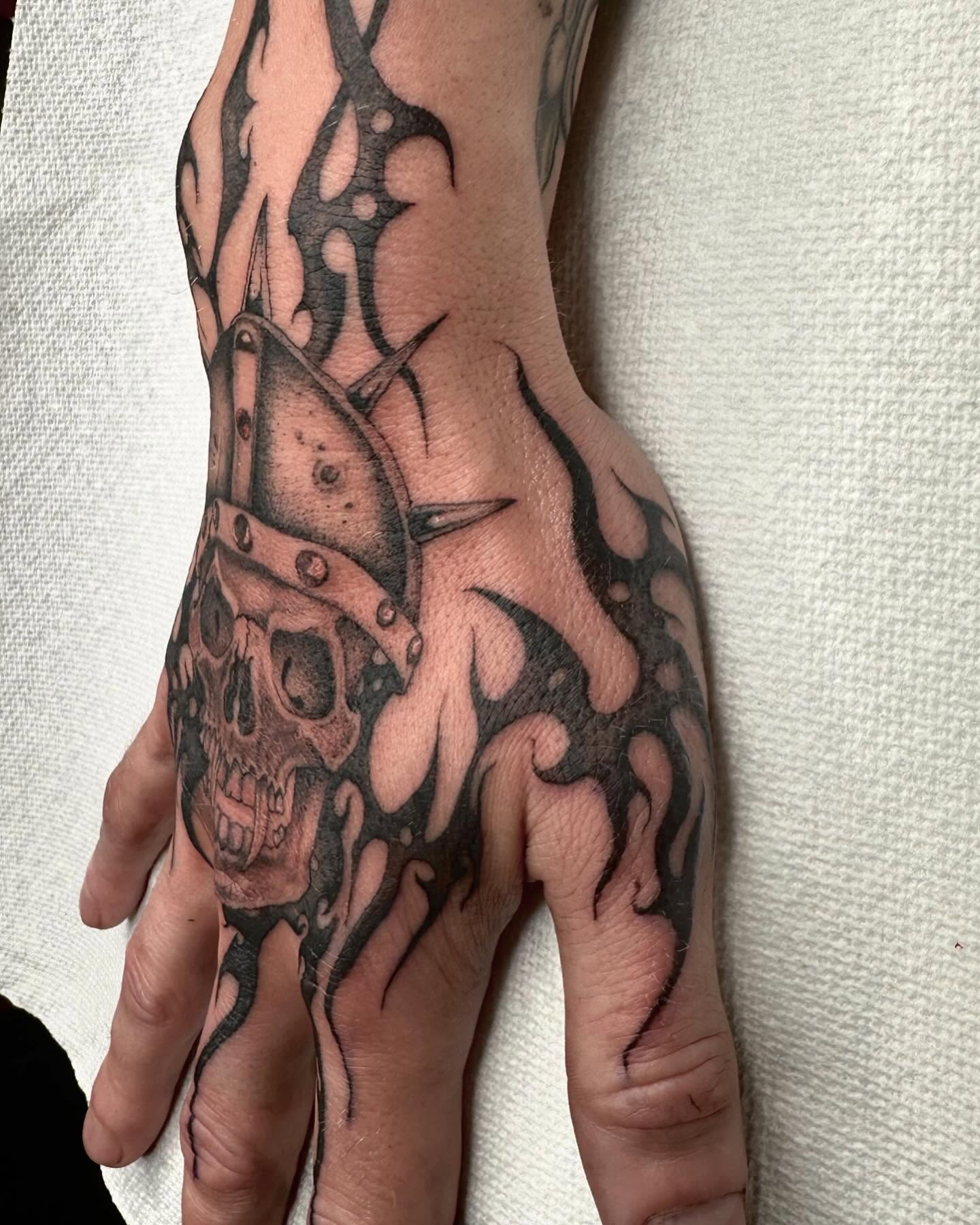 Skull with gear realism tattoo on the hand by 𝖍𝖆𝖓𝖓𝖆𝖍