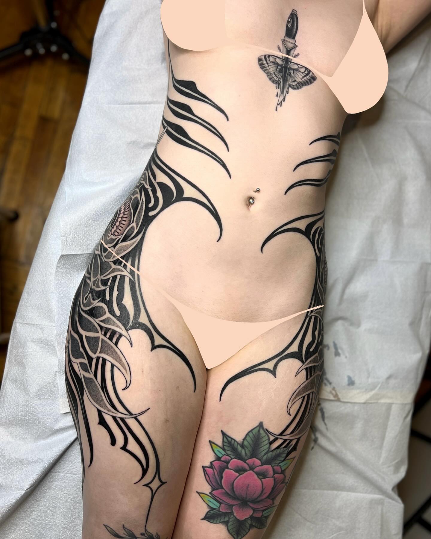 Tribal tribal tattoo on the thigh by 👽 Kat 👽, San Francisco, California